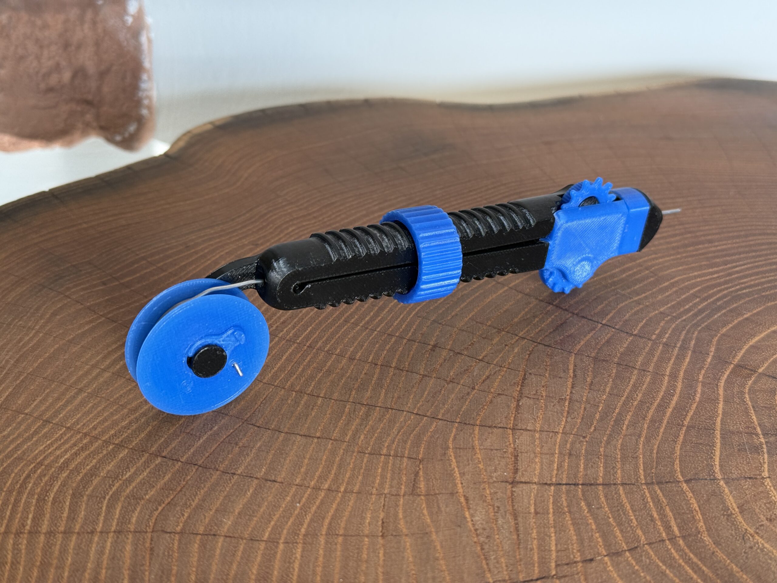 Podajnik cyny do lutowania – wygodne lutowanie jedną ręką! - obrazek 6