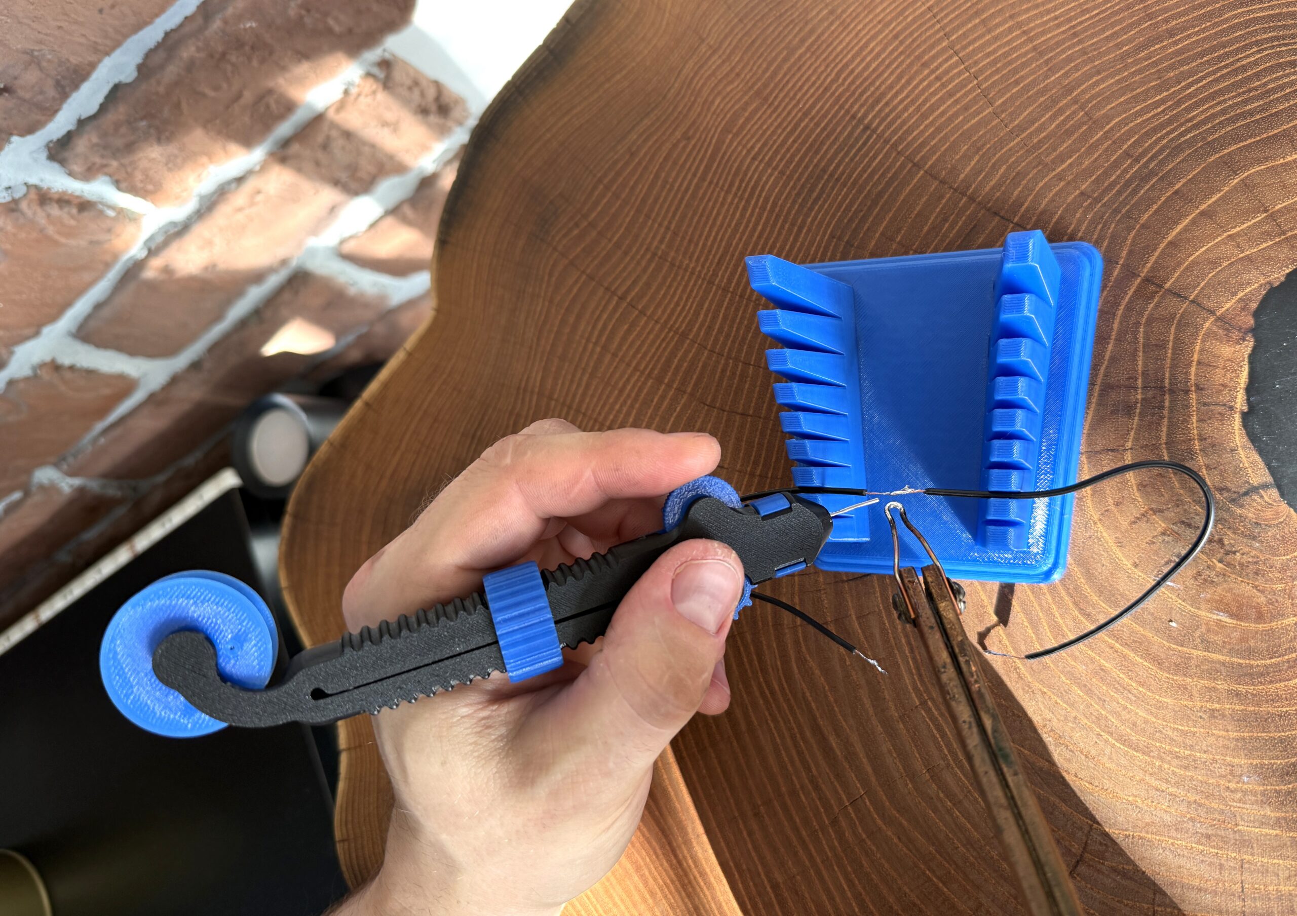 Podajnik cyny do lutowania – wygodne lutowanie jedną ręką! - obrazek 7