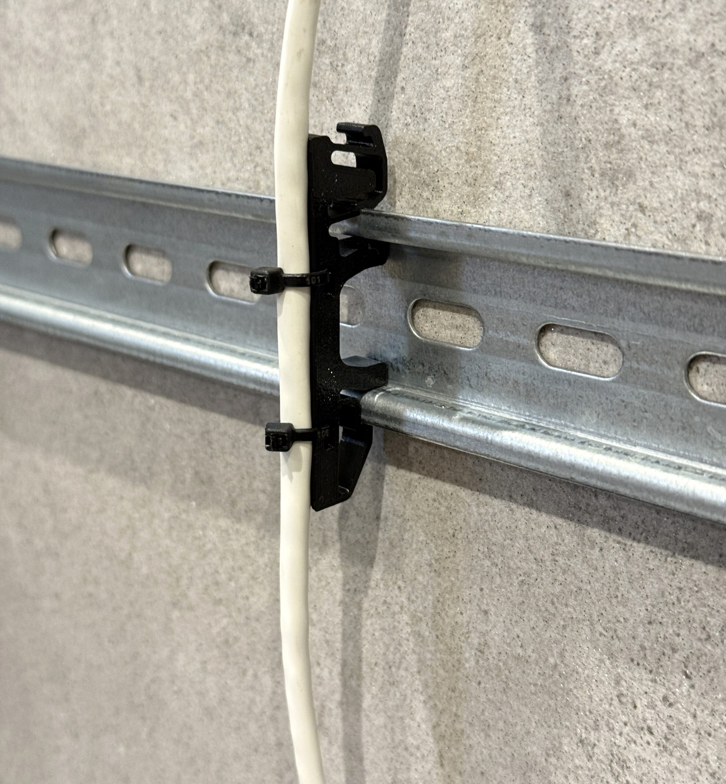 Uchwyt, prowadnica kabla na szynę DIN 35 mm – grubość 6 mm - obrazek 2