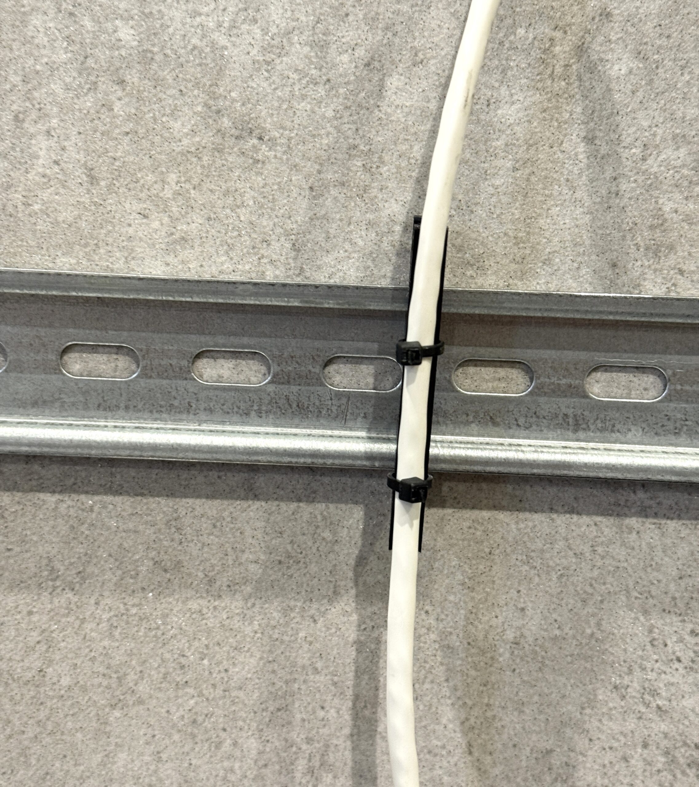 Uchwyt, prowadnica kabla na szynę DIN 35 mm – grubość 6 mm - obrazek 3