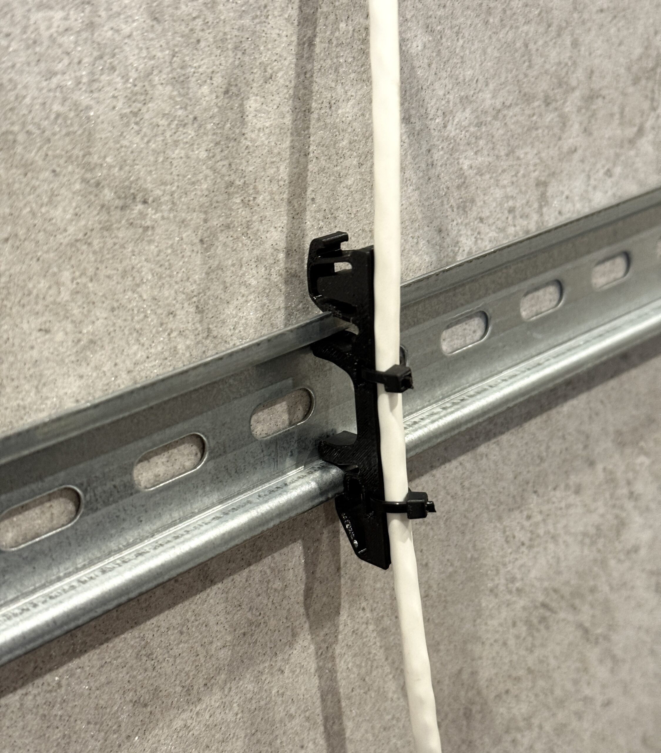 Uchwyt, prowadnica kabla na szynę DIN 35 mm – grubość 6 mm - obrazek 4