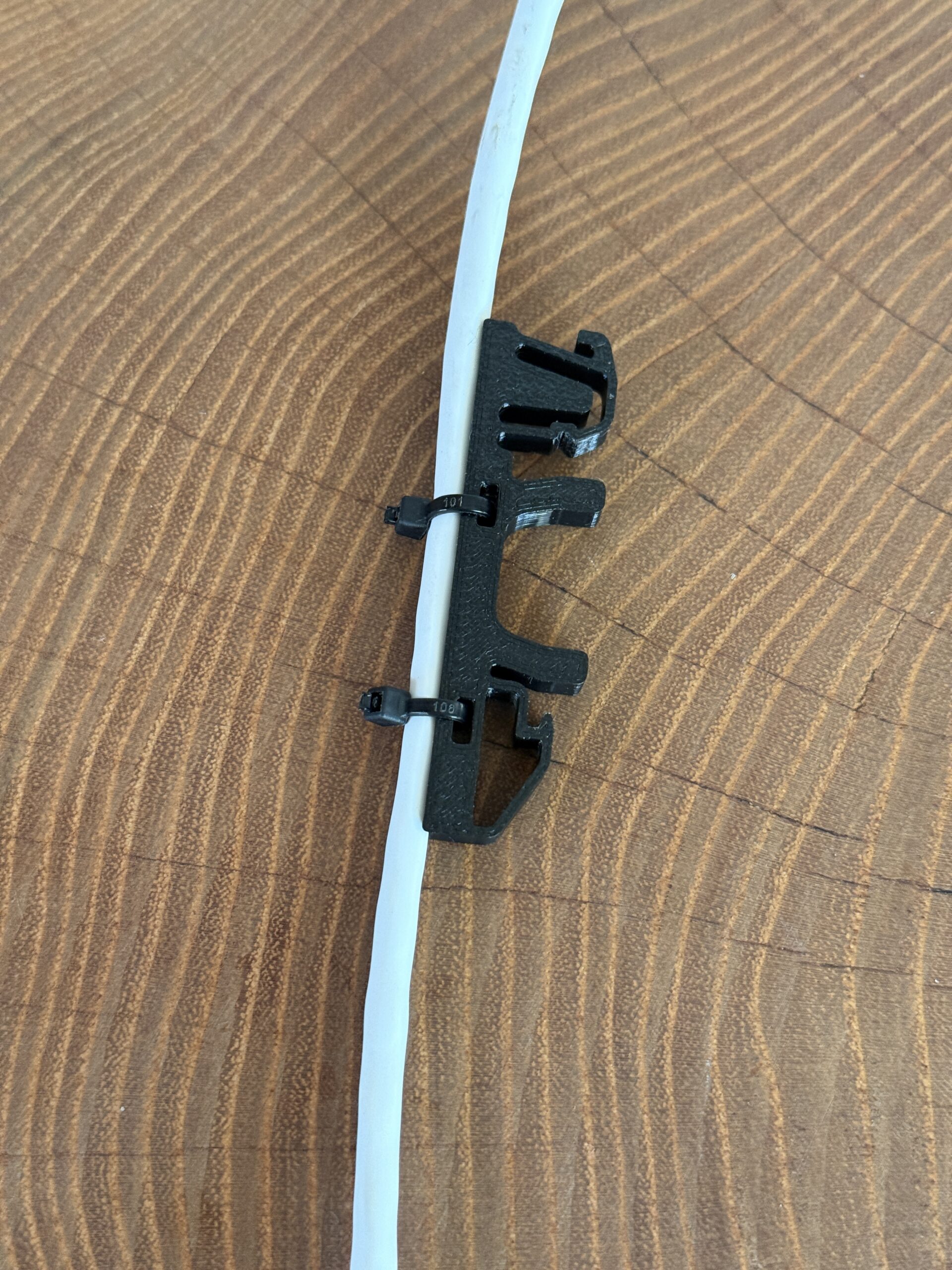 Uchwyt, prowadnica kabla na szynę DIN 35 mm – grubość 6 mm - obrazek 5