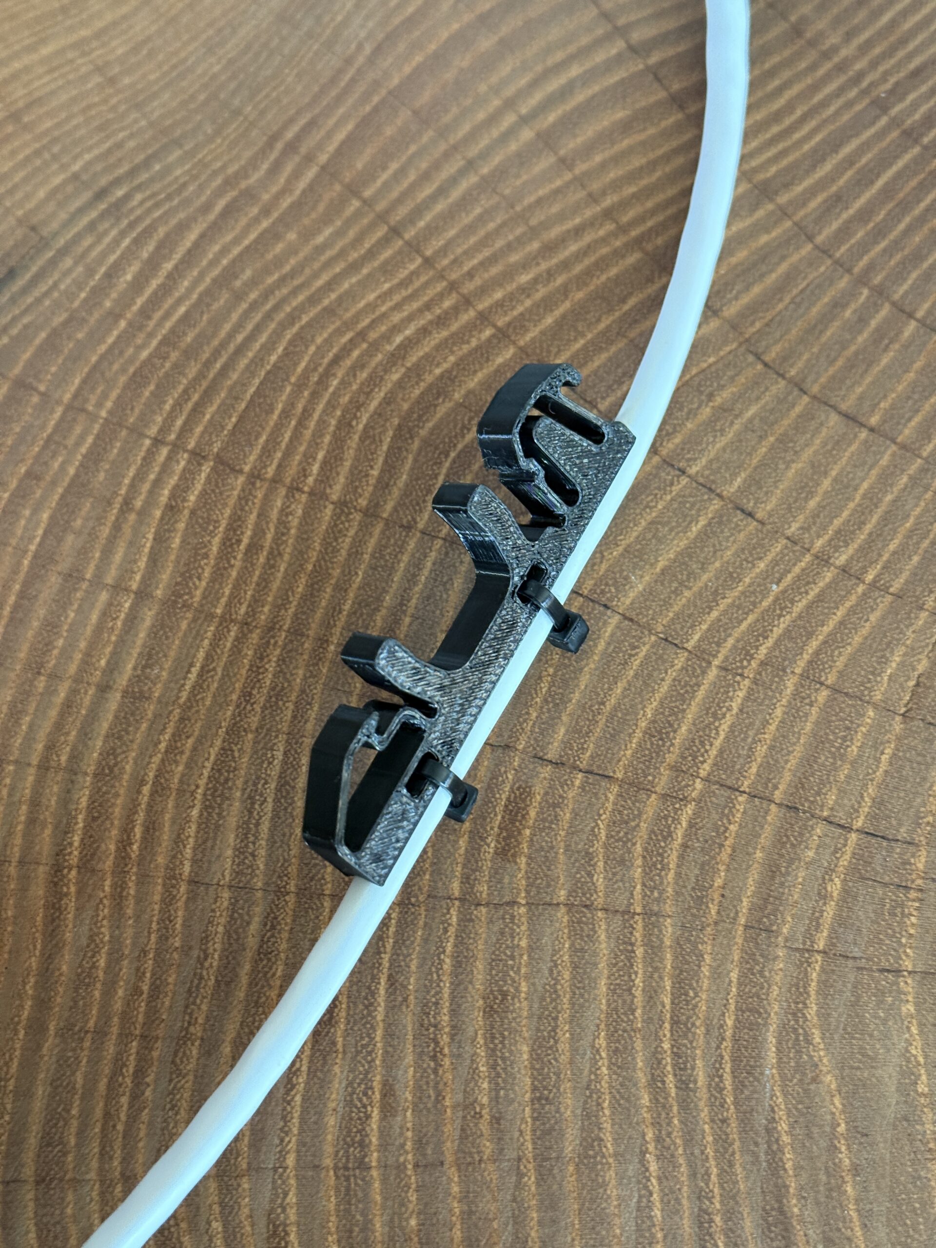 Uchwyt, prowadnica kabla na szynę DIN 35 mm – grubość 6 mm - obrazek 6