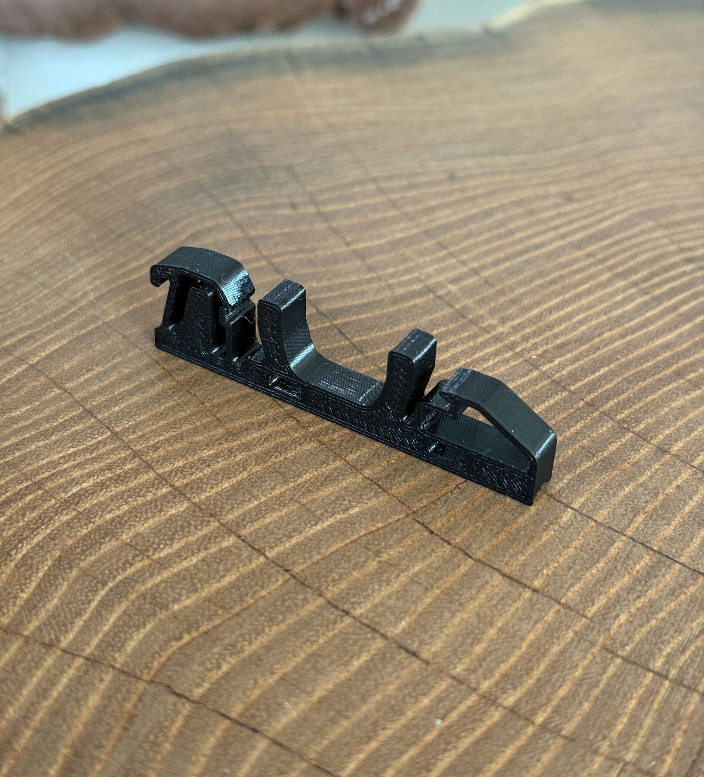 Uchwyt, prowadnica kabla na szynę DIN 35 mm – grubość 6 mm - obrazek 8