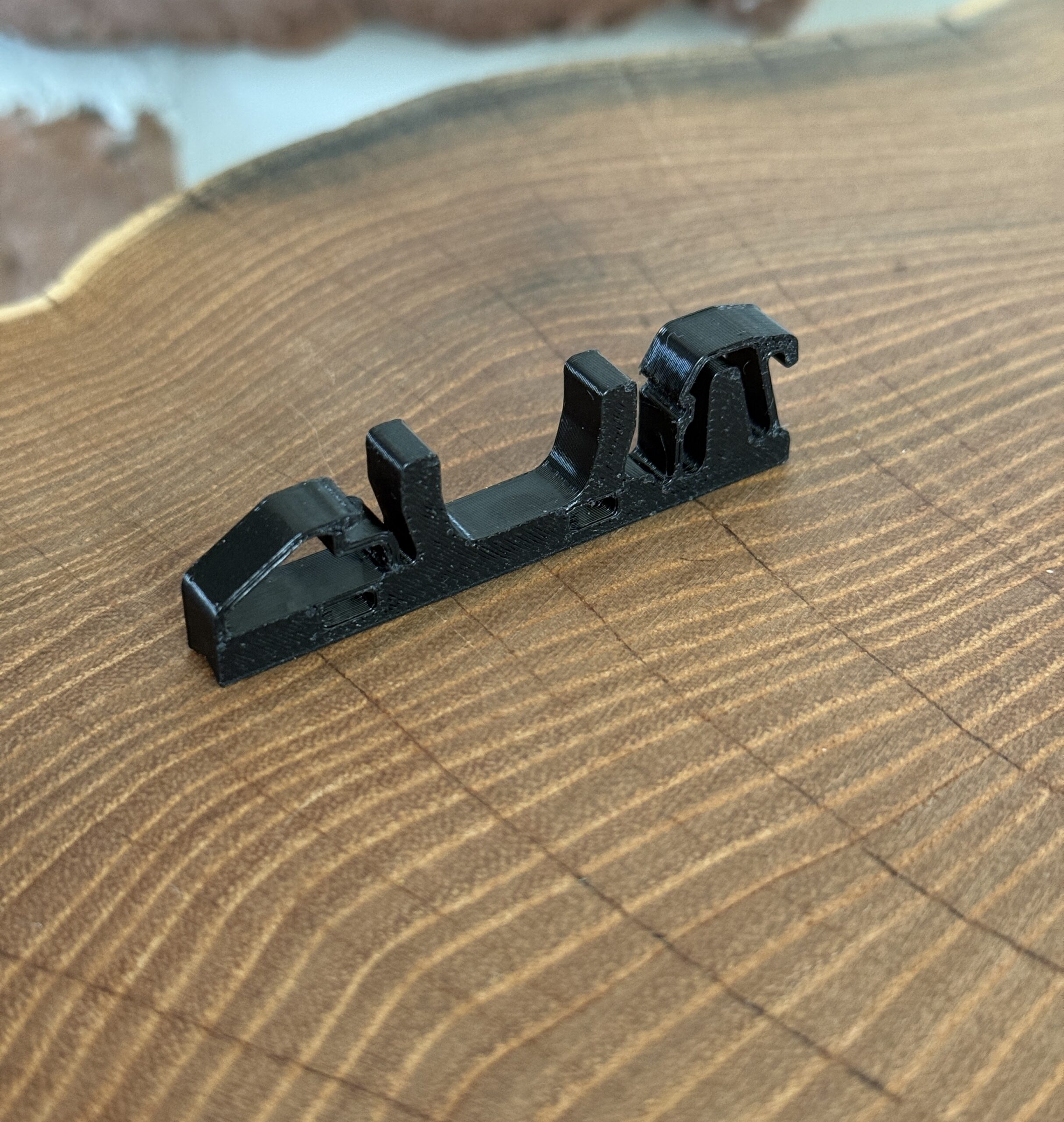 Uchwyt, prowadnica kabla na szynę DIN 35 mm – grubość 6 mm - obrazek 9