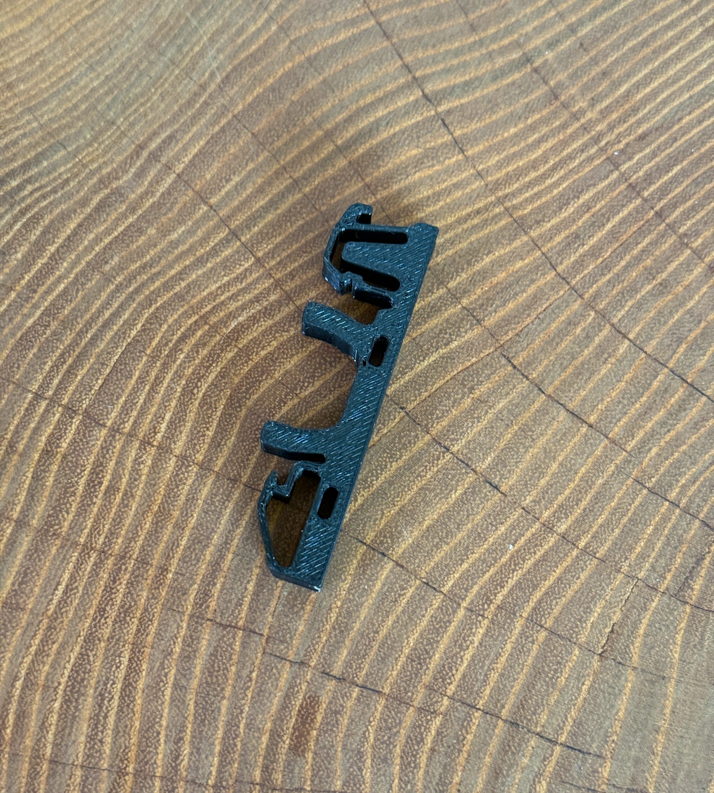 Uchwyt, prowadnica kabla na szynę DIN 35 mm – grubość 6 mm - obrazek 10