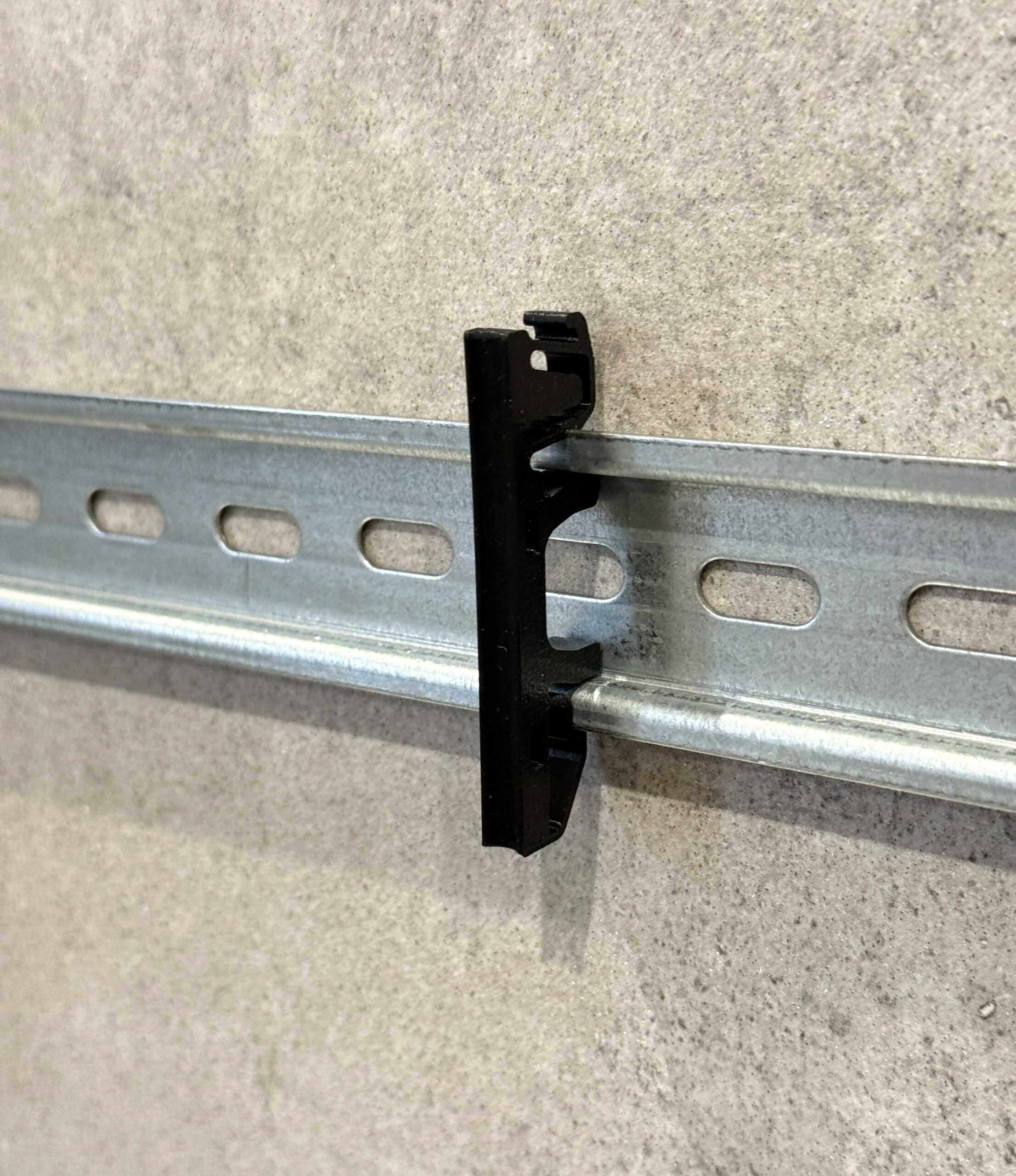 Uchwyt, prowadnica kabla na szynę DIN 35 mm – grubość 6 mm - obrazek 11