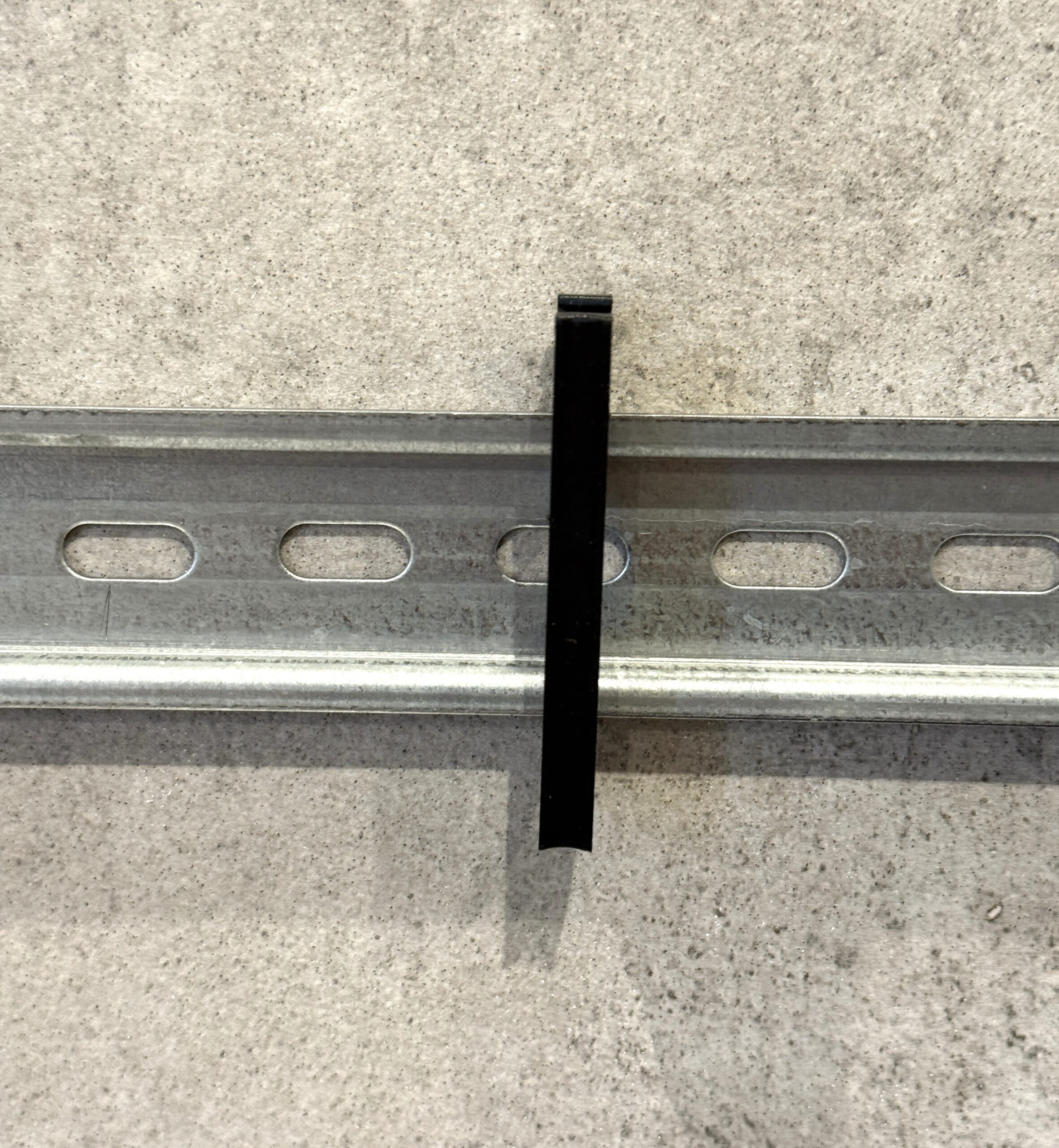 Uchwyt, prowadnica kabla na szynę DIN 35 mm – grubość 6 mm - obrazek 12