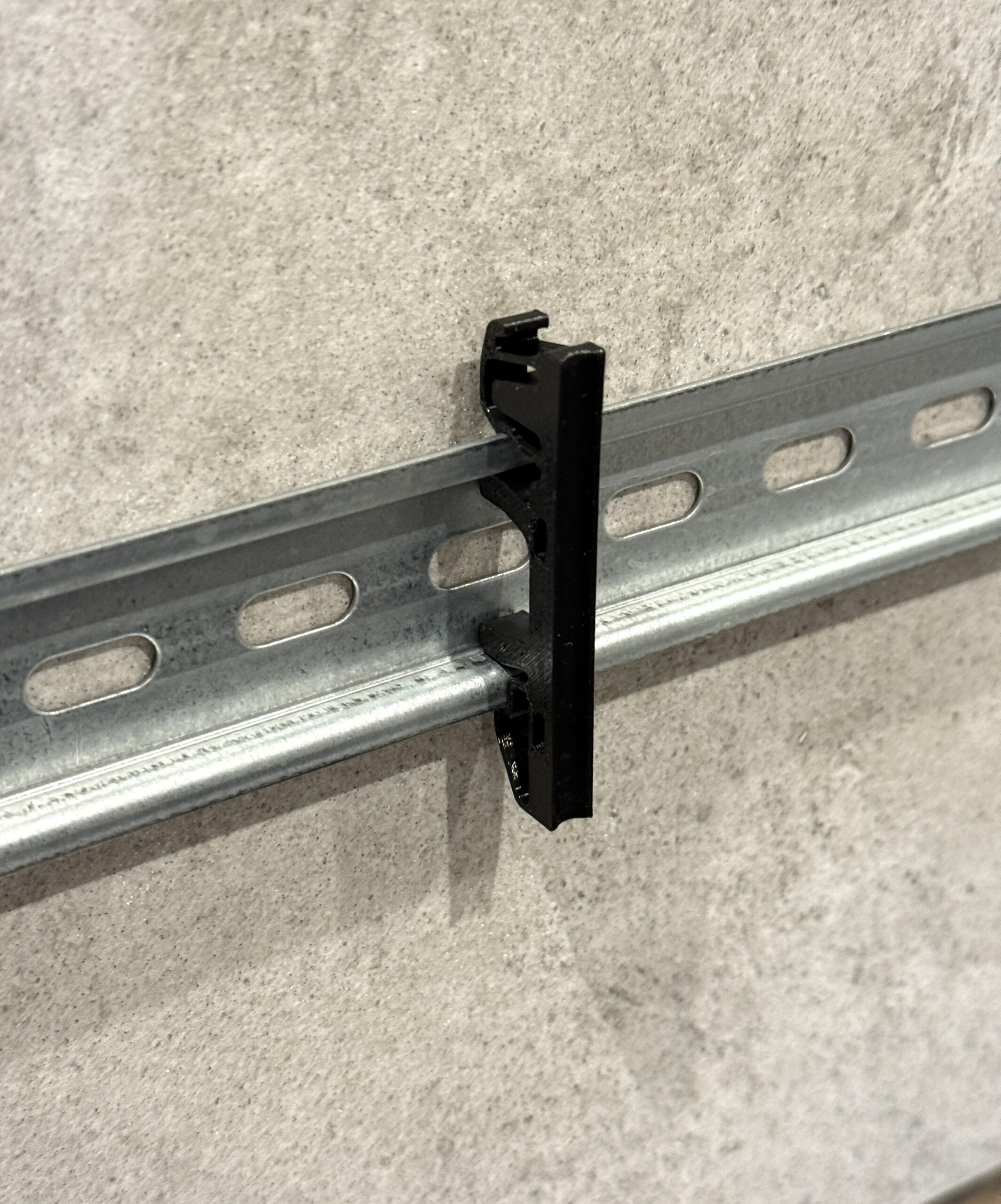 Uchwyt, prowadnica kabla na szynę DIN 35 mm – grubość 6 mm - obrazek 13