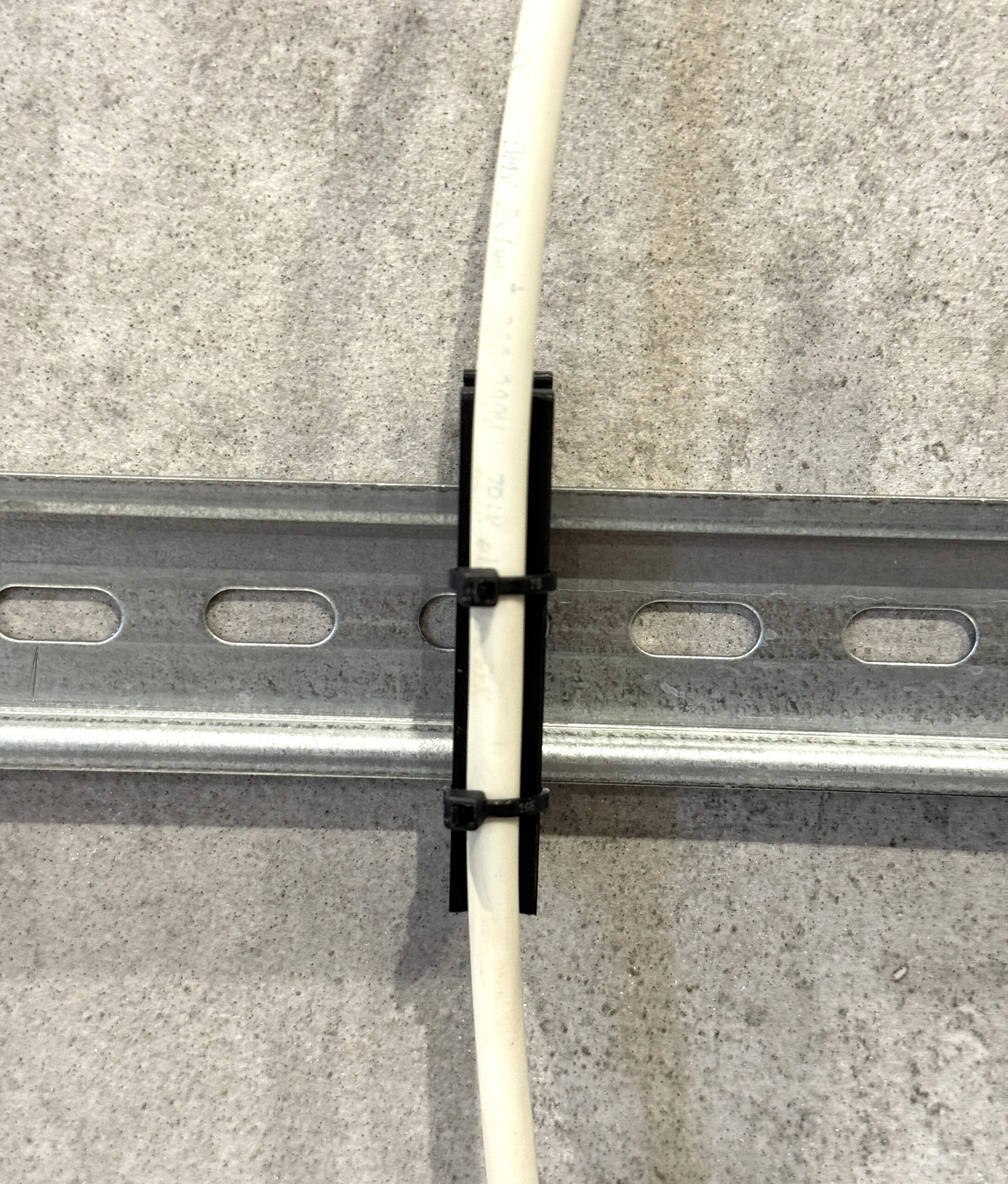 Uchwyt, prowadnica kabla na szynę DIN 35 mm – grubość 10 mm - obrazek 2