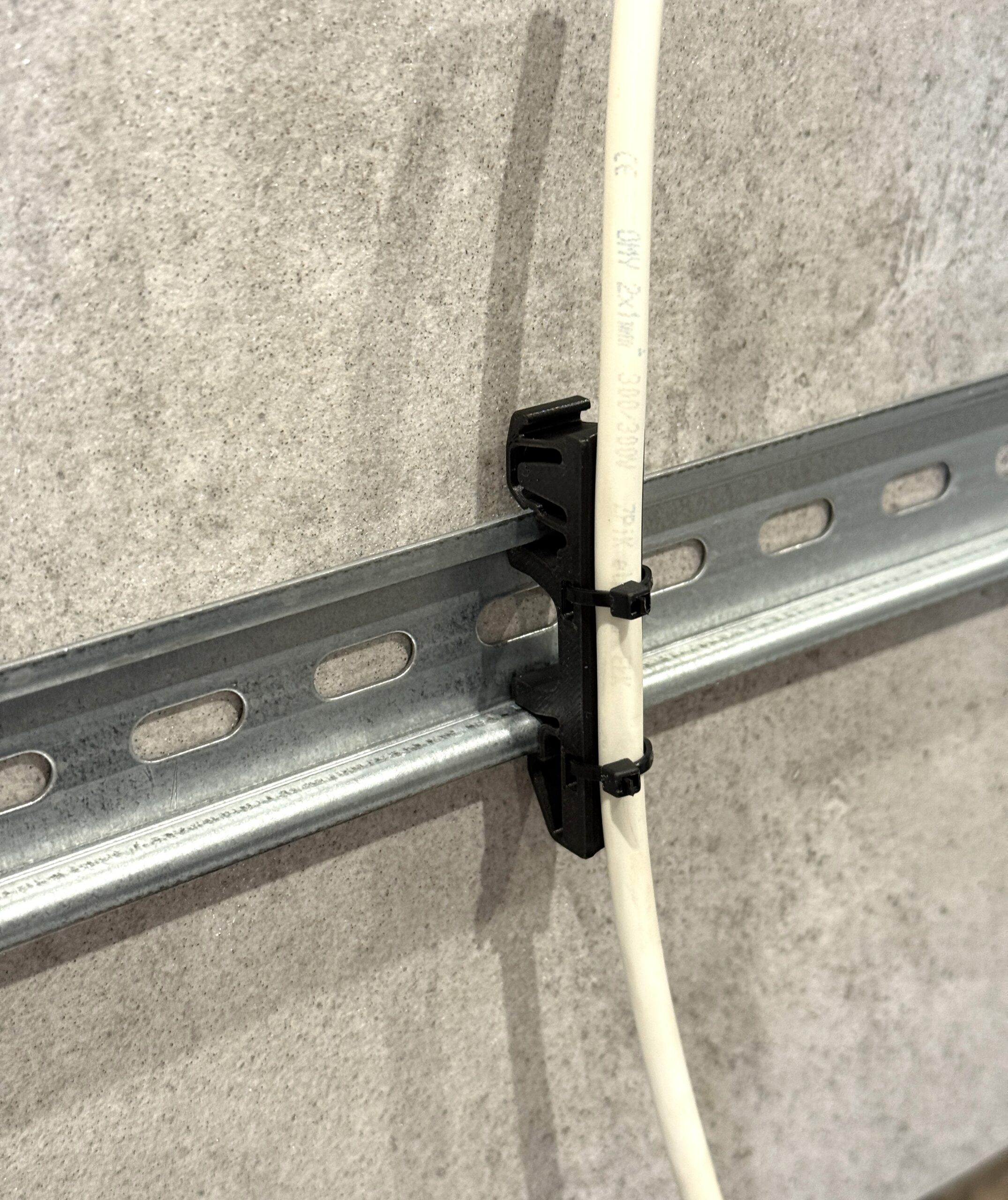 Uchwyt, prowadnica kabla na szynę DIN 35 mm – grubość 10 mm - obrazek 3