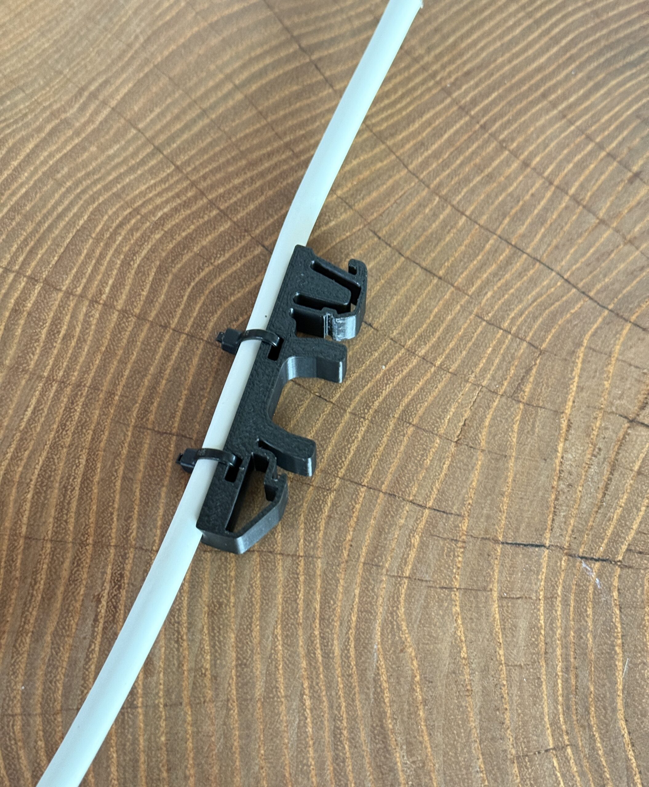 Uchwyt, prowadnica kabla na szynę DIN 35 mm – grubość 10 mm - obrazek 4