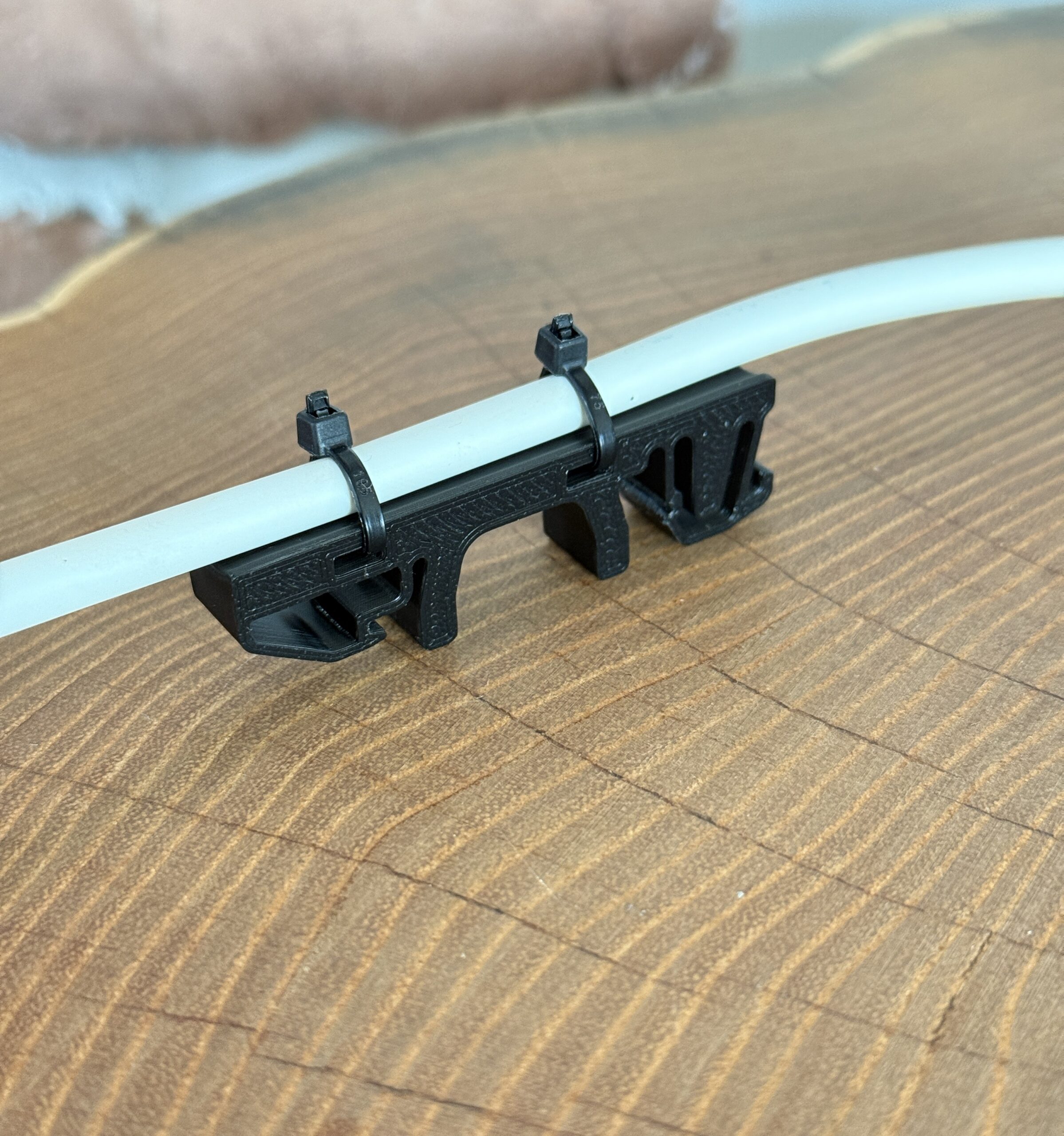 Uchwyt, prowadnica kabla na szynę DIN 35 mm – grubość 10 mm - obrazek 5