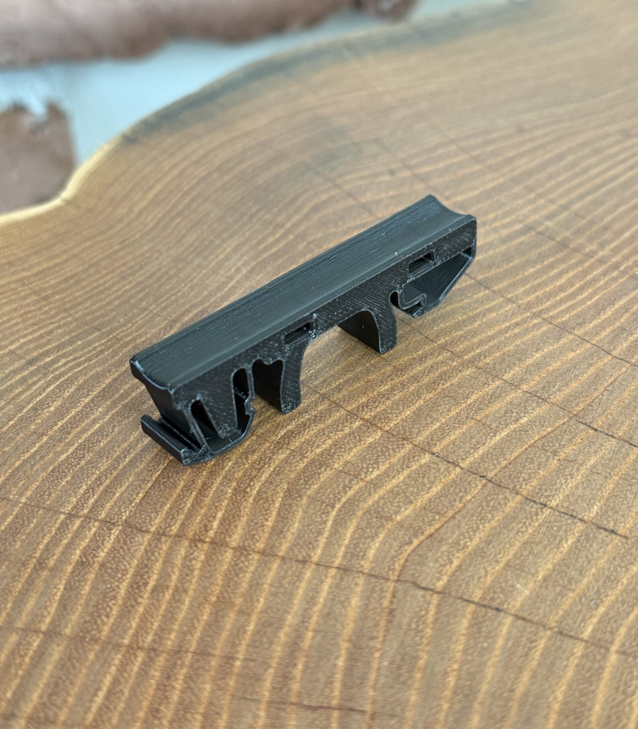 Uchwyt, prowadnica kabla na szynę DIN 35 mm – grubość 10 mm - obrazek 6