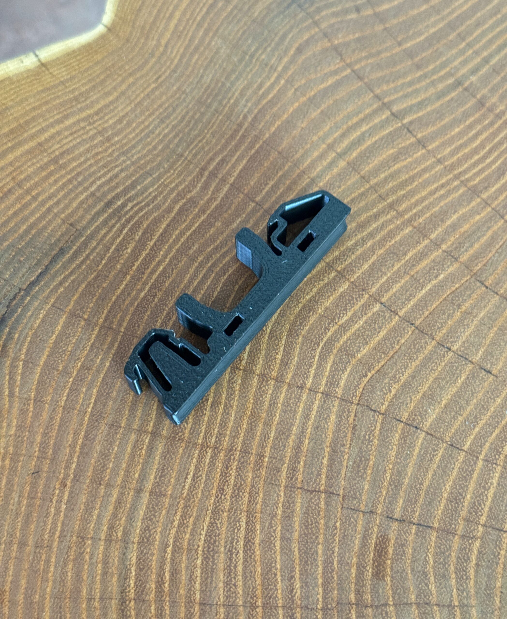 Uchwyt, prowadnica kabla na szynę DIN 35 mm – grubość 10 mm - obrazek 7