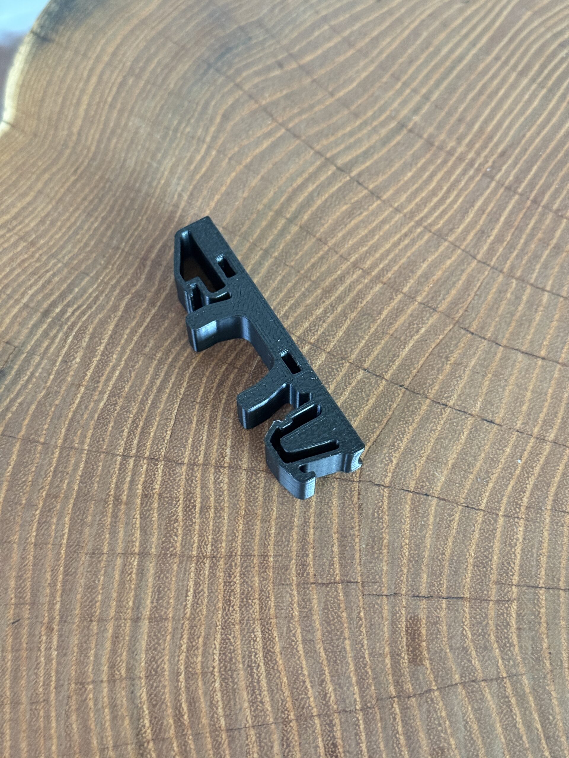 Uchwyt, prowadnica kabla na szynę DIN 35 mm – grubość 10 mm - obrazek 8