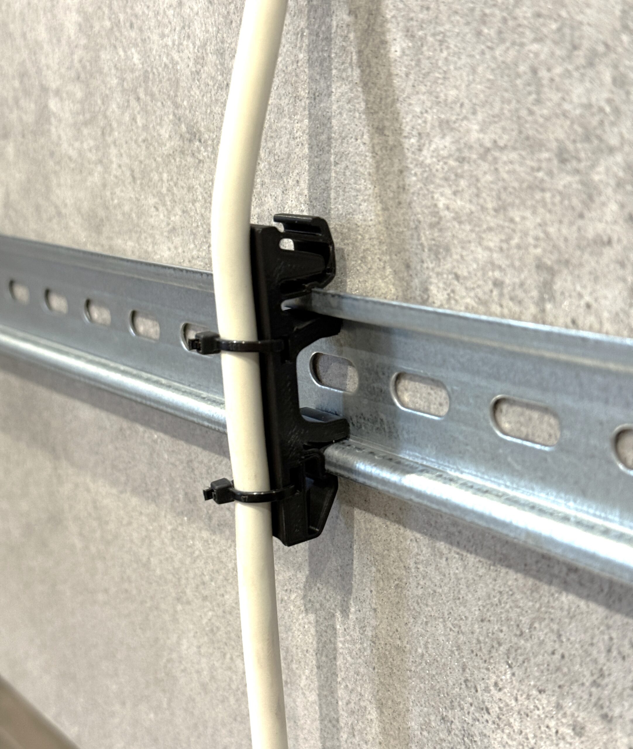 Uchwyt, prowadnica kabla na szynę DIN 35 mm – grubość 12 mm - obrazek 2