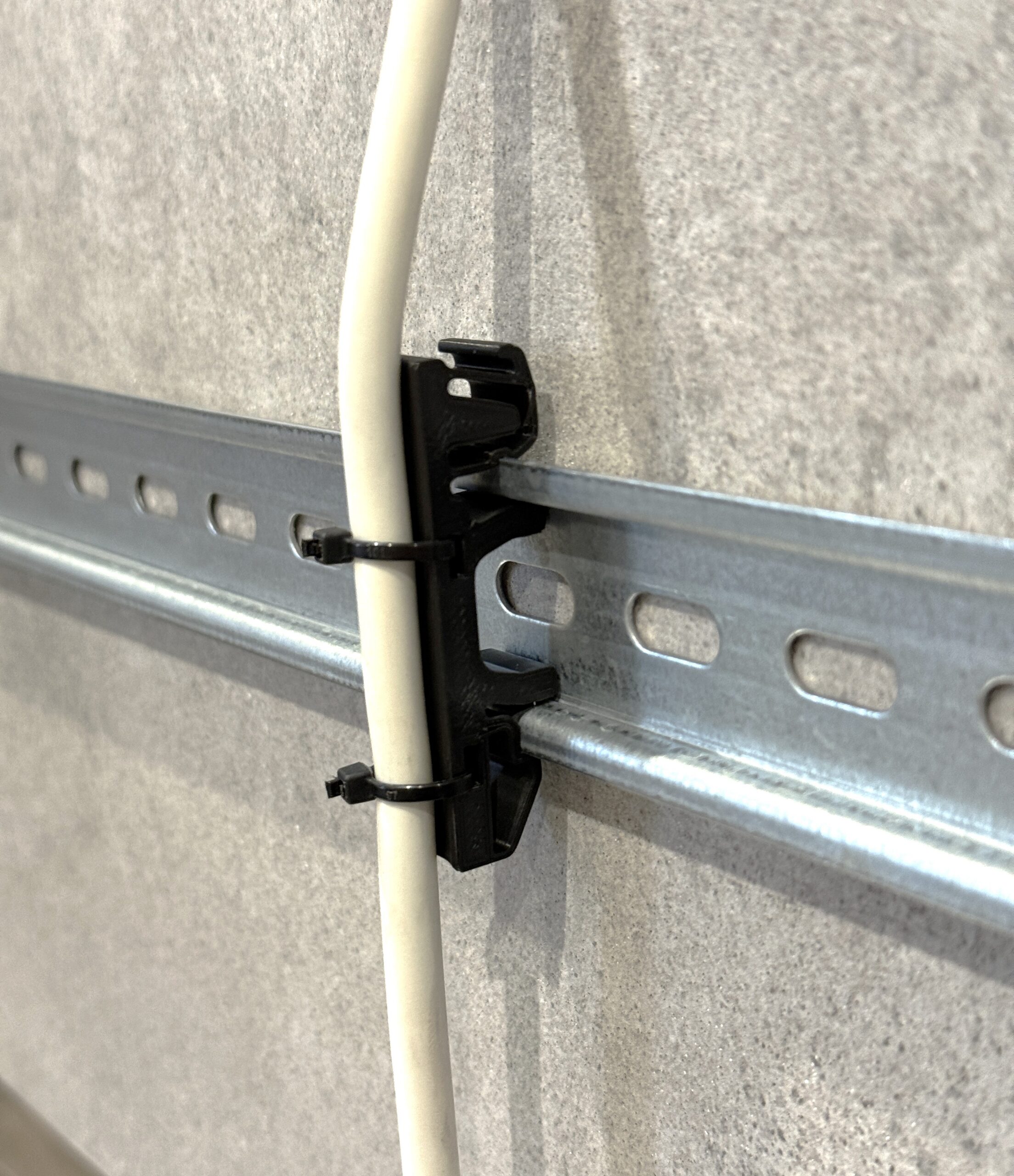 Uchwyt, prowadnica kabla na szynę DIN 35 mm – grubość 10 mm - obrazek 9