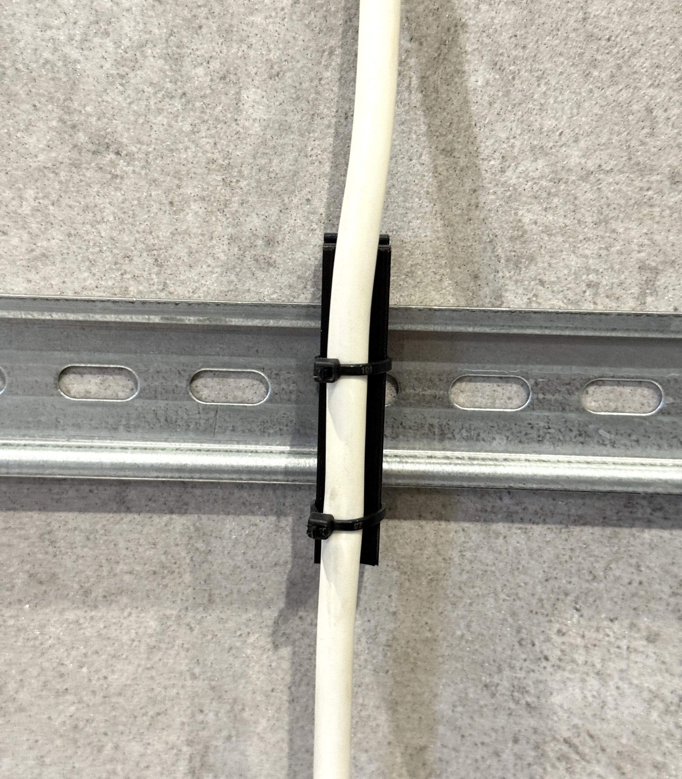 Uchwyt, prowadnica kabla na szynę DIN 35 mm – grubość 12 mm - obrazek 3