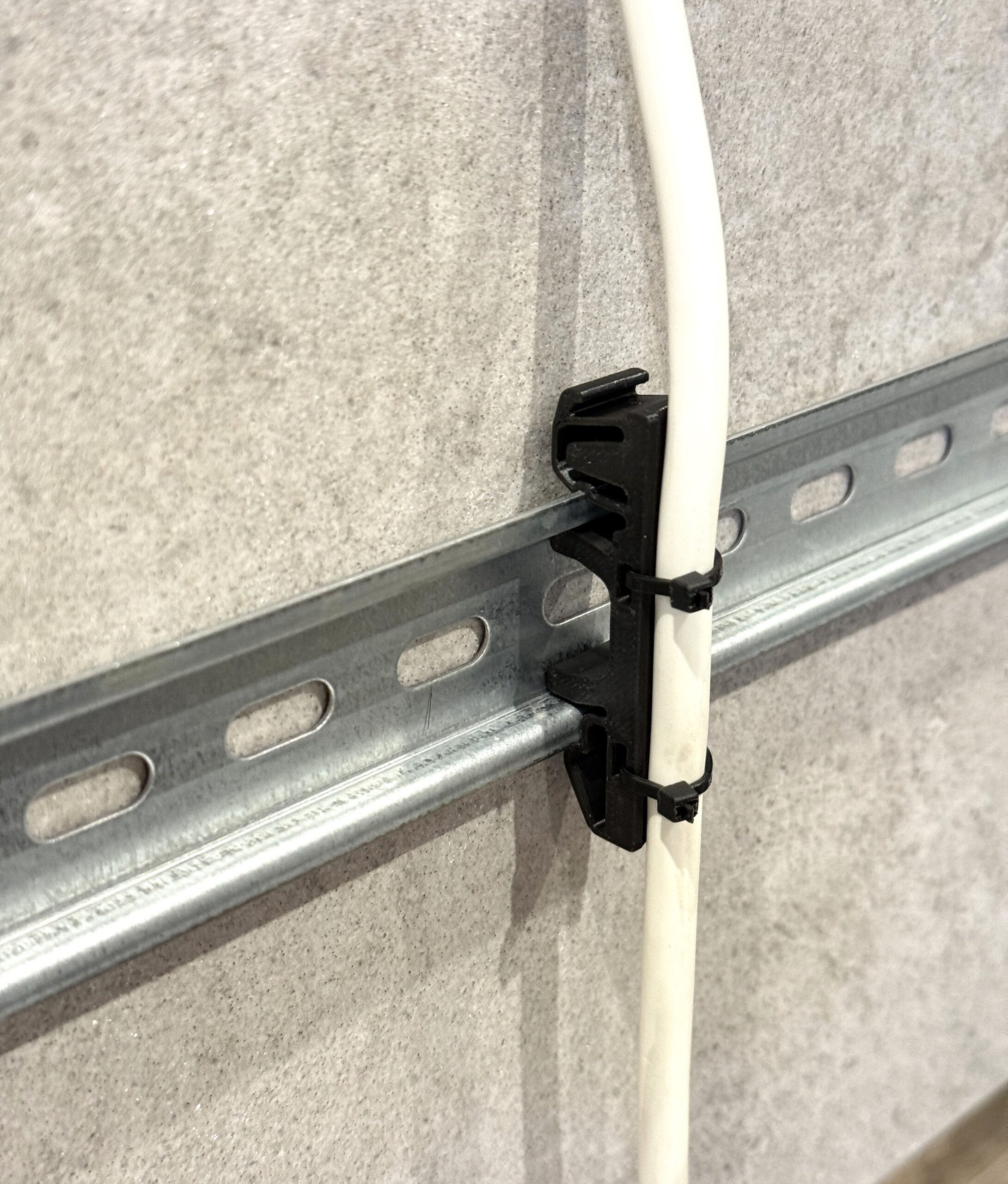 Uchwyt, prowadnica kabla na szynę DIN 35 mm – grubość 12 mm - obrazek 4