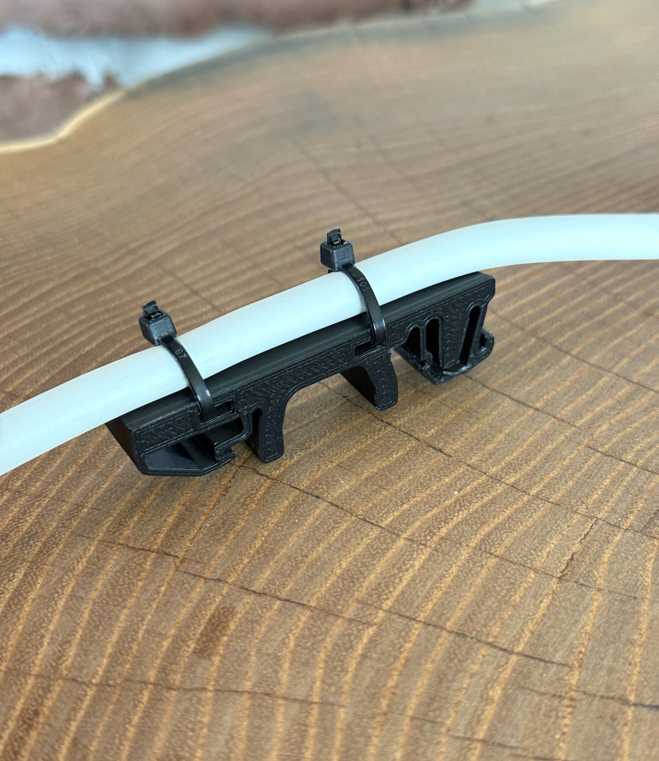 Uchwyt, prowadnica kabla na szynę DIN 35 mm – grubość 12 mm - obrazek 5