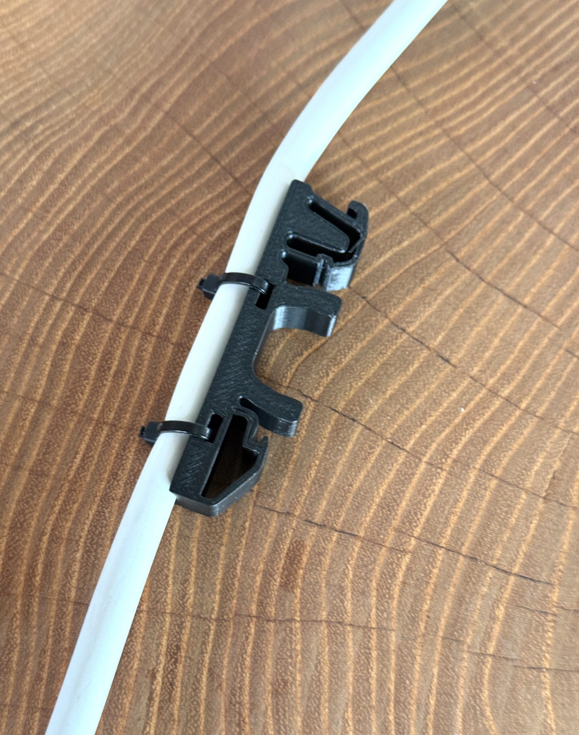 Uchwyt, prowadnica kabla na szynę DIN 35 mm – grubość 12 mm - obrazek 6