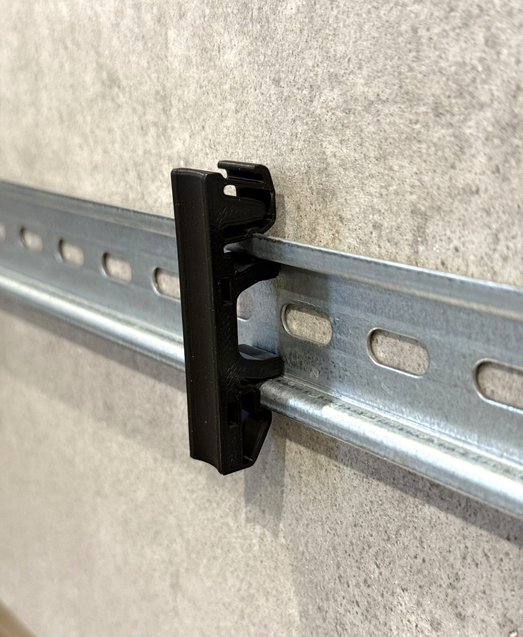 Uchwyt, prowadnica kabla na szynę DIN 35 mm – grubość 12 mm - obrazek 9