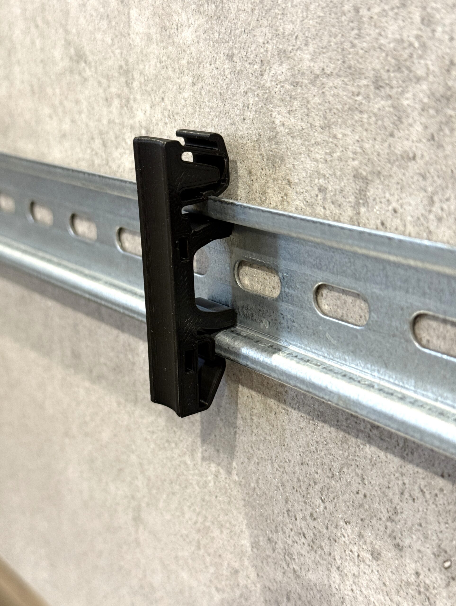 Uchwyt, prowadnica kabla na szynę DIN 35 mm – grubość 10 mm - obrazek 10