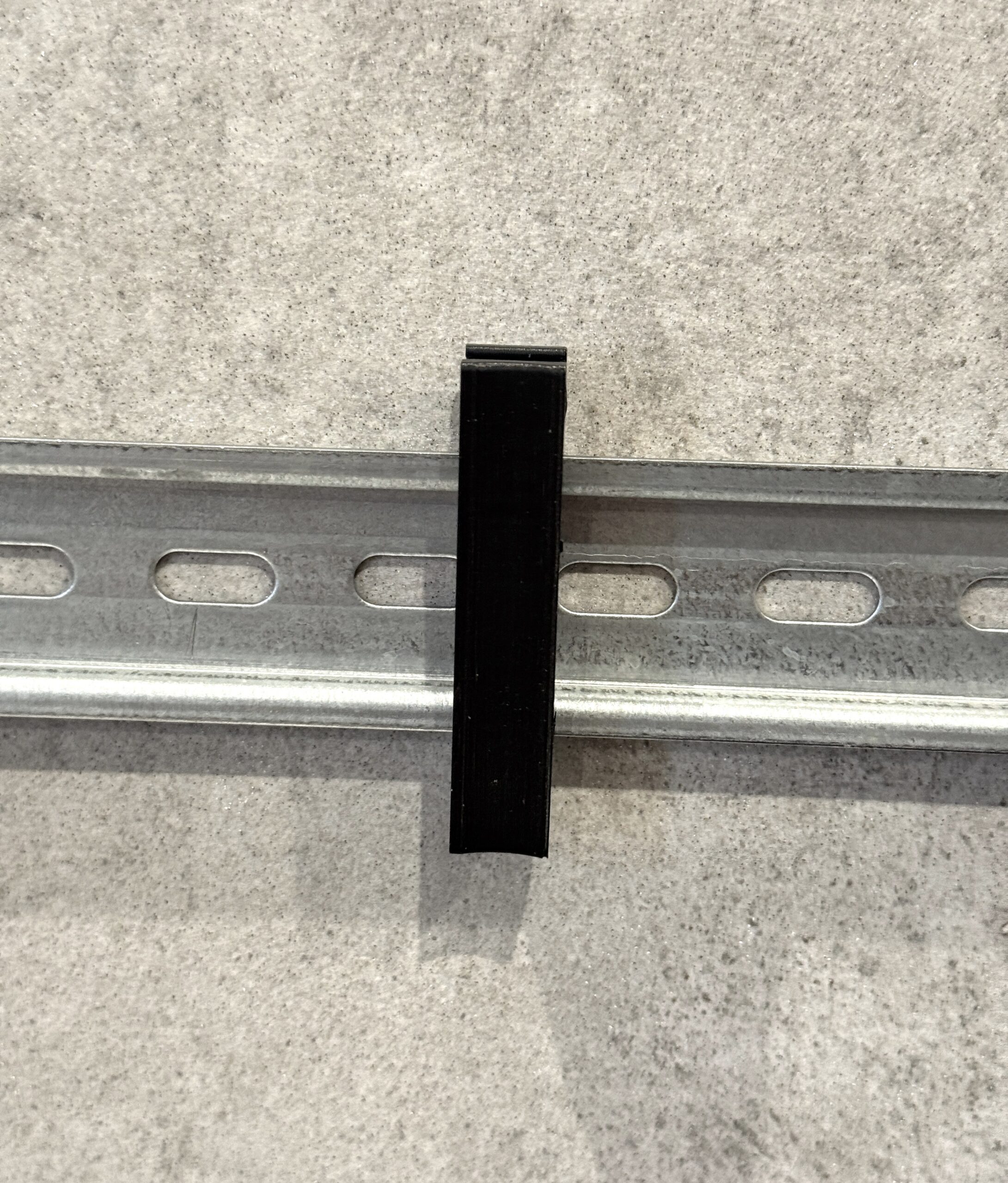 Uchwyt, prowadnica kabla na szynę DIN 35 mm – grubość 12 mm - obrazek 10