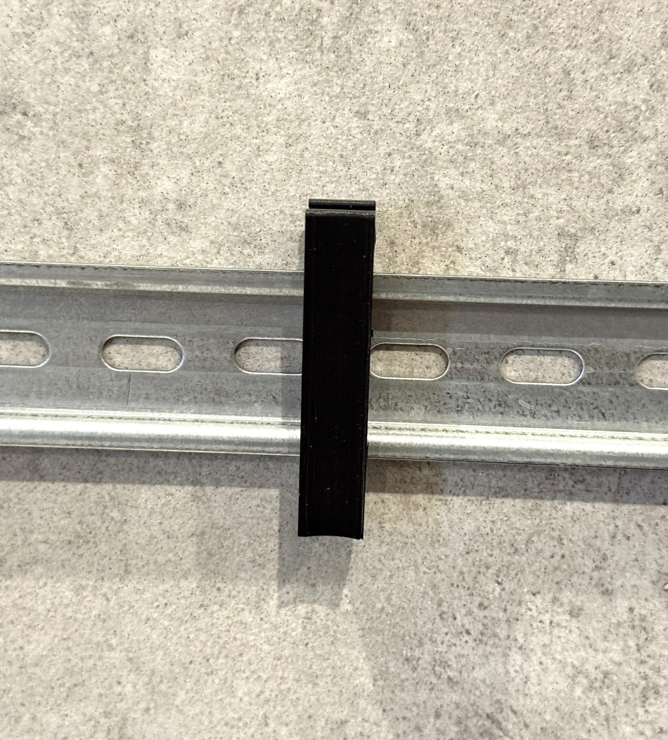 Uchwyt, prowadnica kabla na szynę DIN 35 mm – grubość 10 mm - obrazek 11