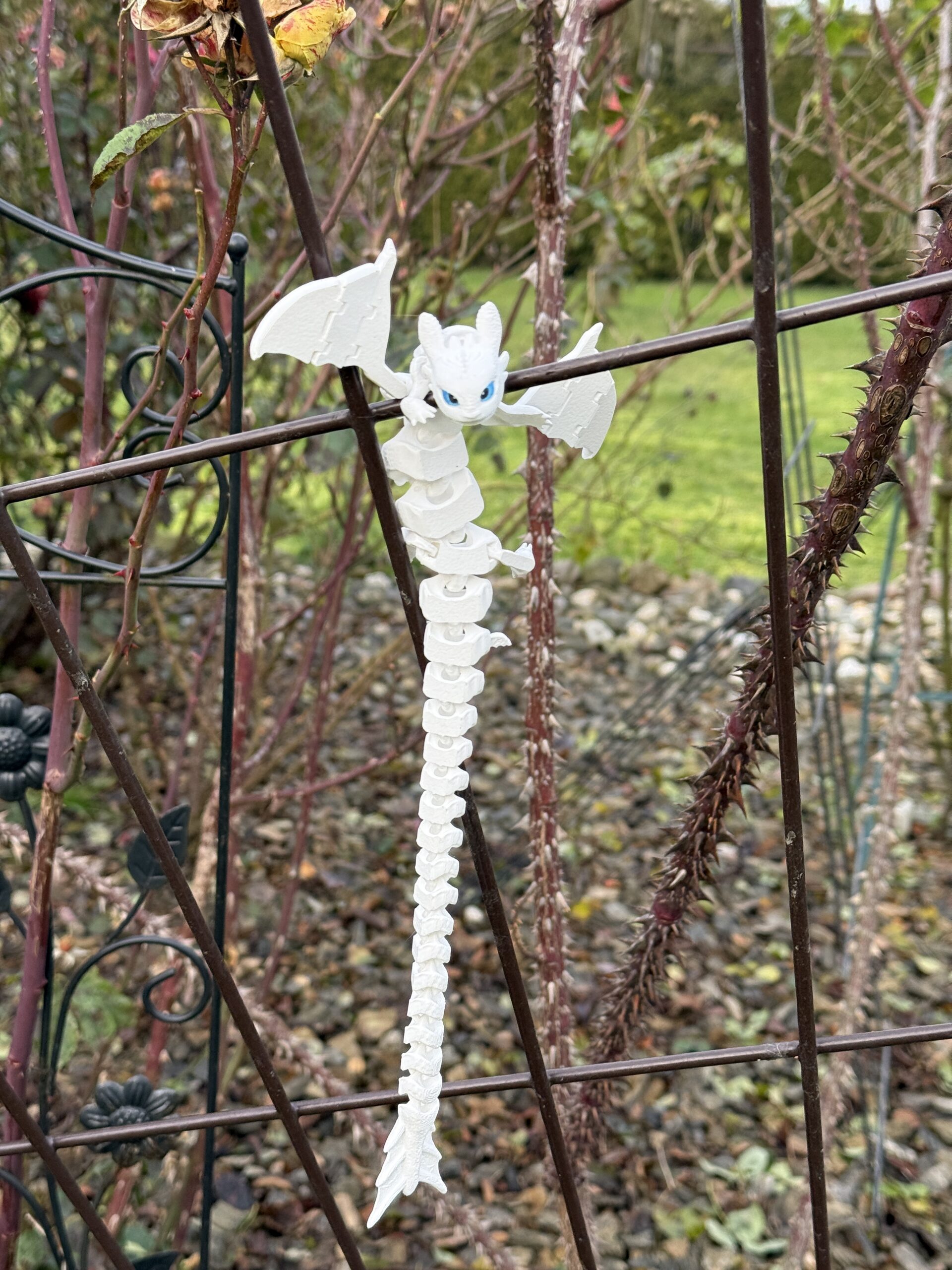 Biała Furia 3D 30 cm– przegubowa figurka inspirowana „Jak wytresować smoka” - obrazek 8