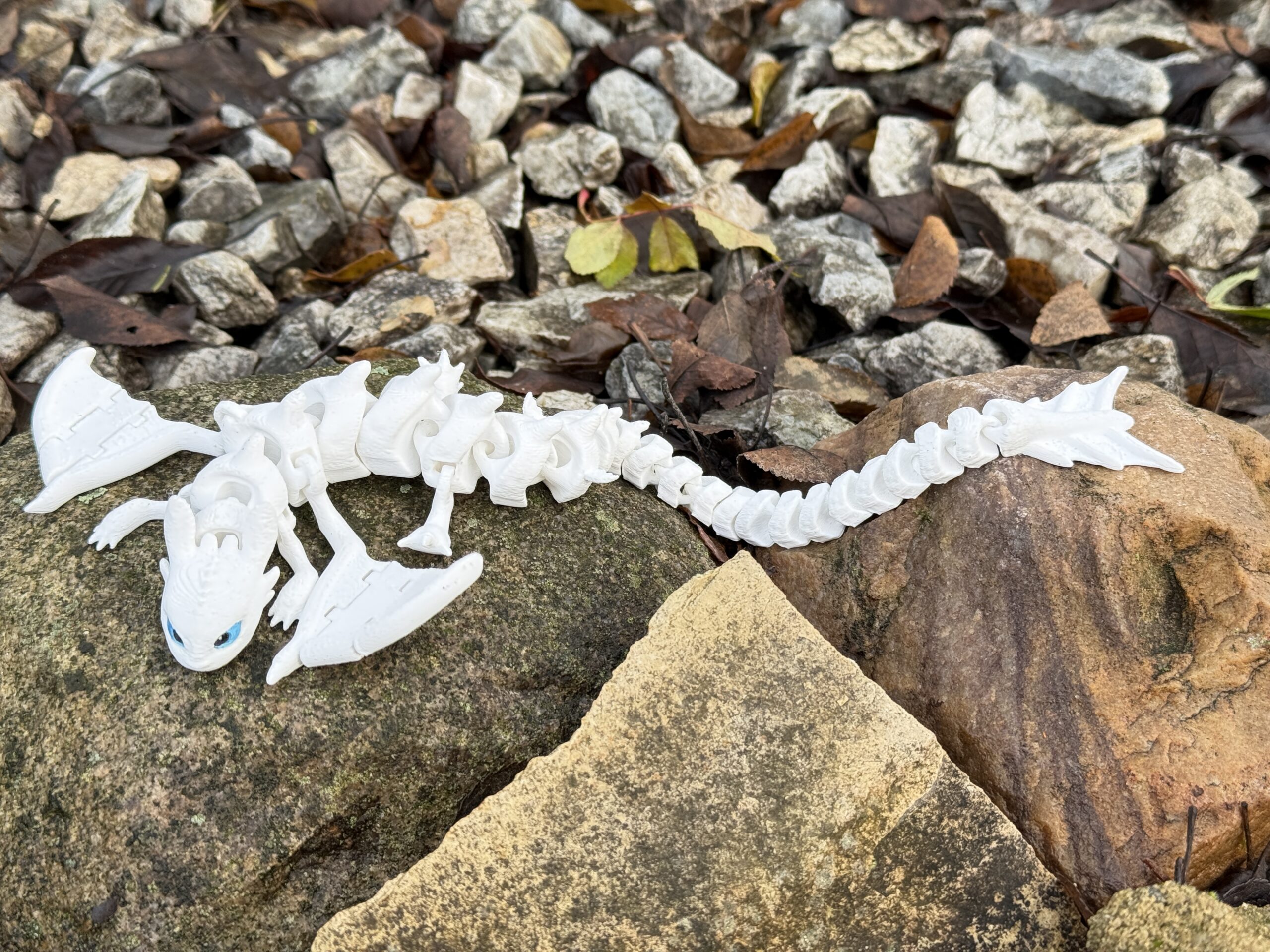 Biała Furia 3D 30 cm– przegubowa figurka inspirowana „Jak wytresować smoka” - obrazek 10