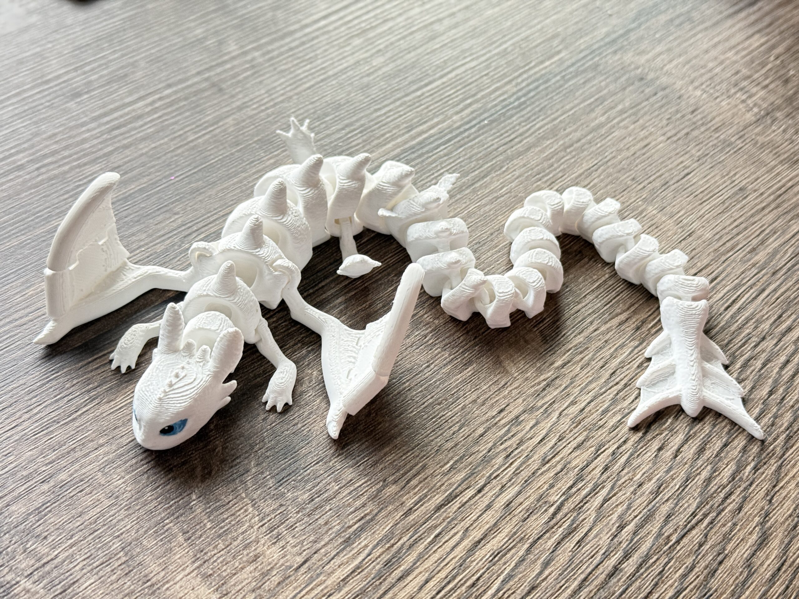 Biała Furia 3D 30 cm– przegubowa figurka inspirowana „Jak wytresować smoka” - obrazek 15