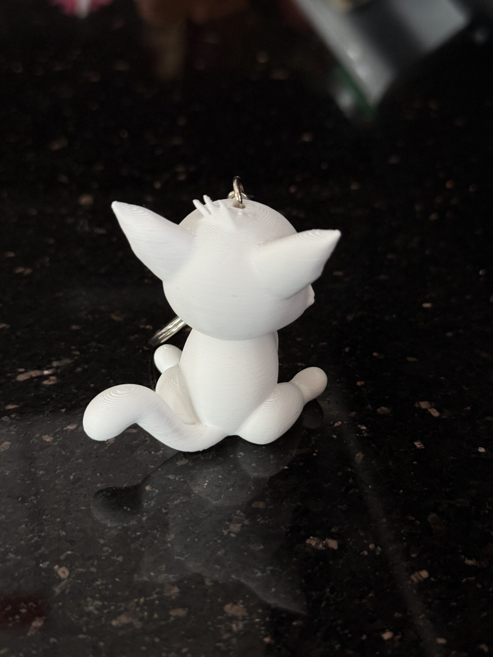 Siedzący kotek puszczający oczko 3D– brelok, mini figurka, zabawka, prezent - obrazek 3