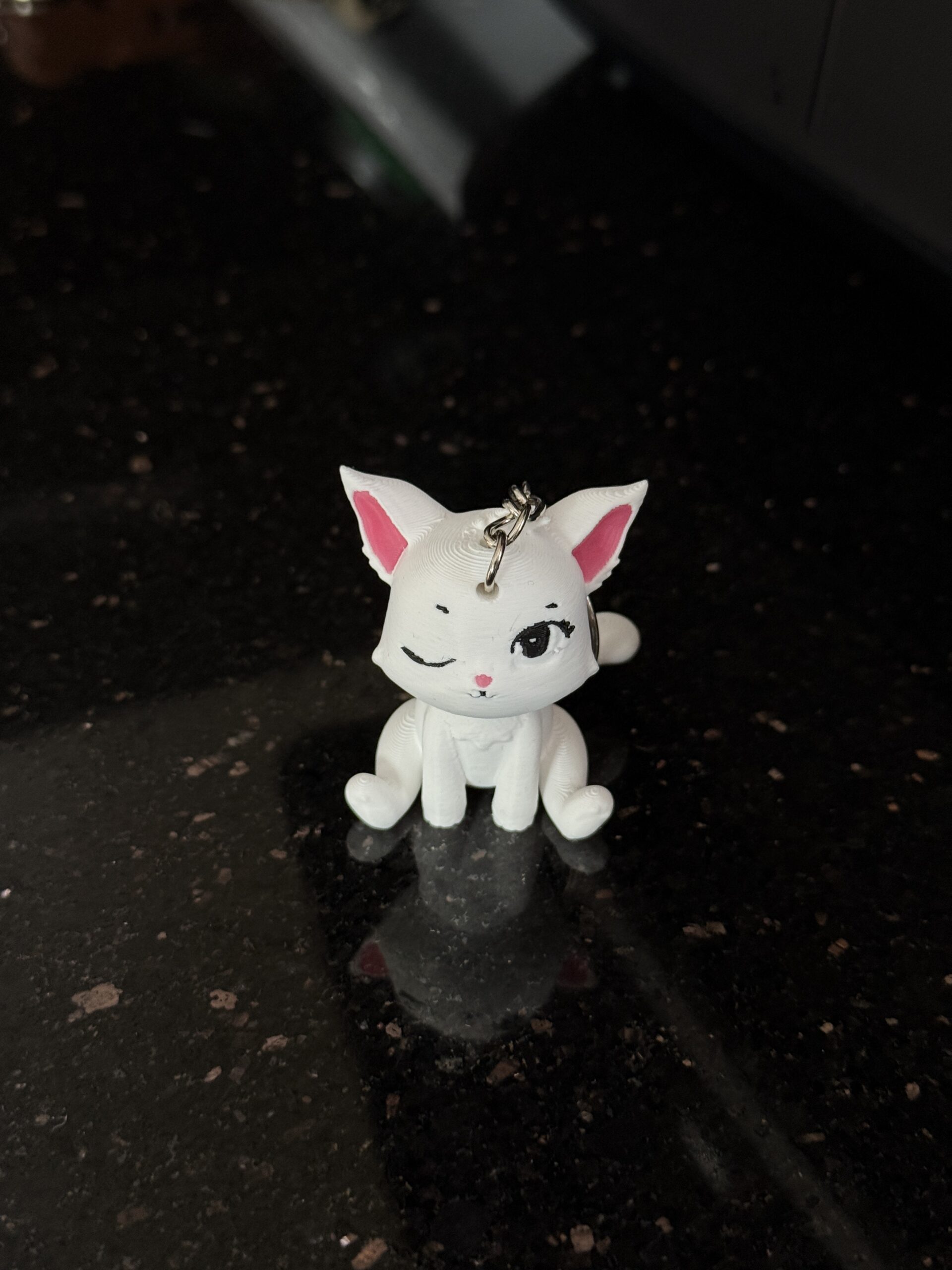 Siedzący kotek puszczający oczko 3D– brelok, mini figurka, zabawka, prezent - obrazek 4