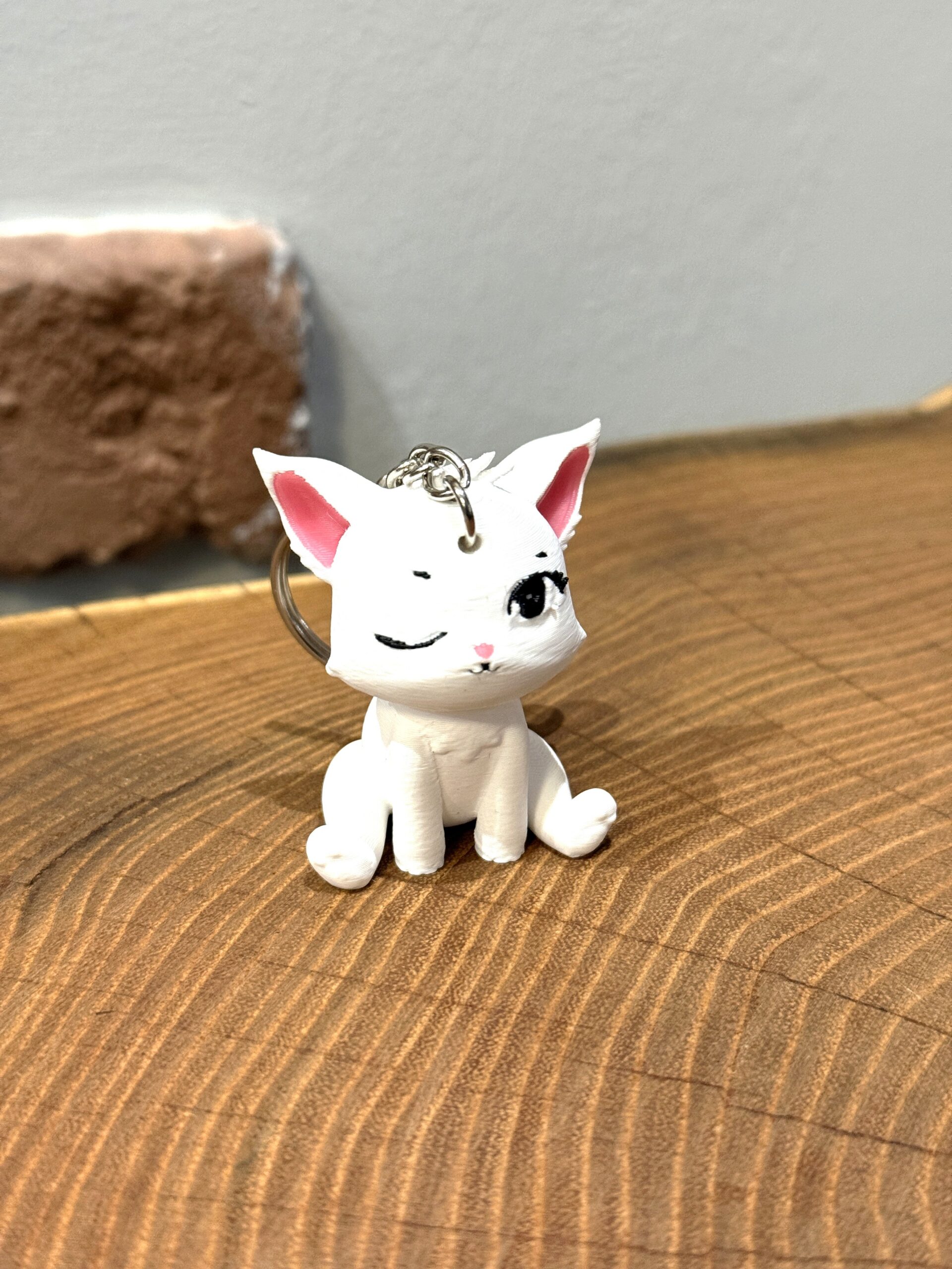 Siedzący kotek puszczający oczko 3D– brelok, mini figurka, zabawka, prezent - obrazek 5