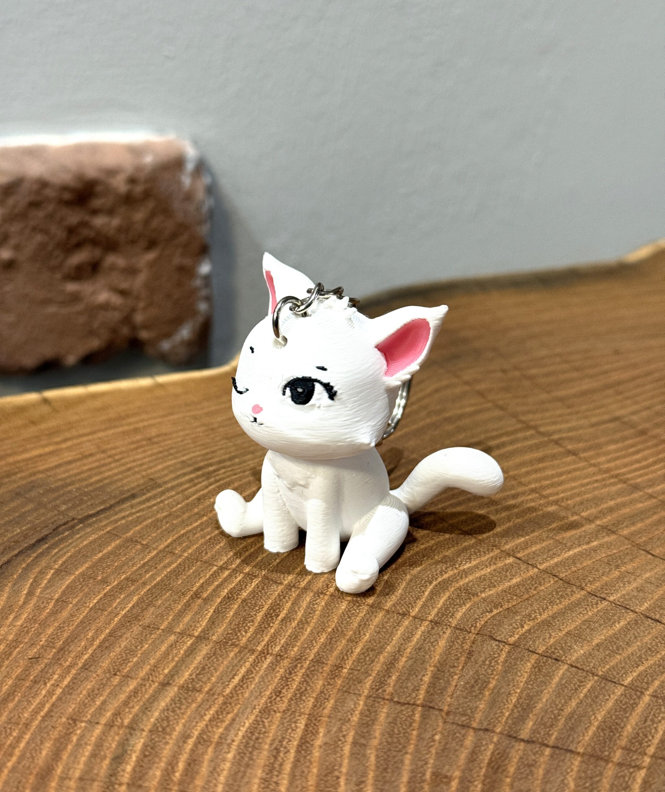 Siedzący kotek puszczający oczko 3D– brelok, mini figurka, zabawka, prezent - obrazek 6