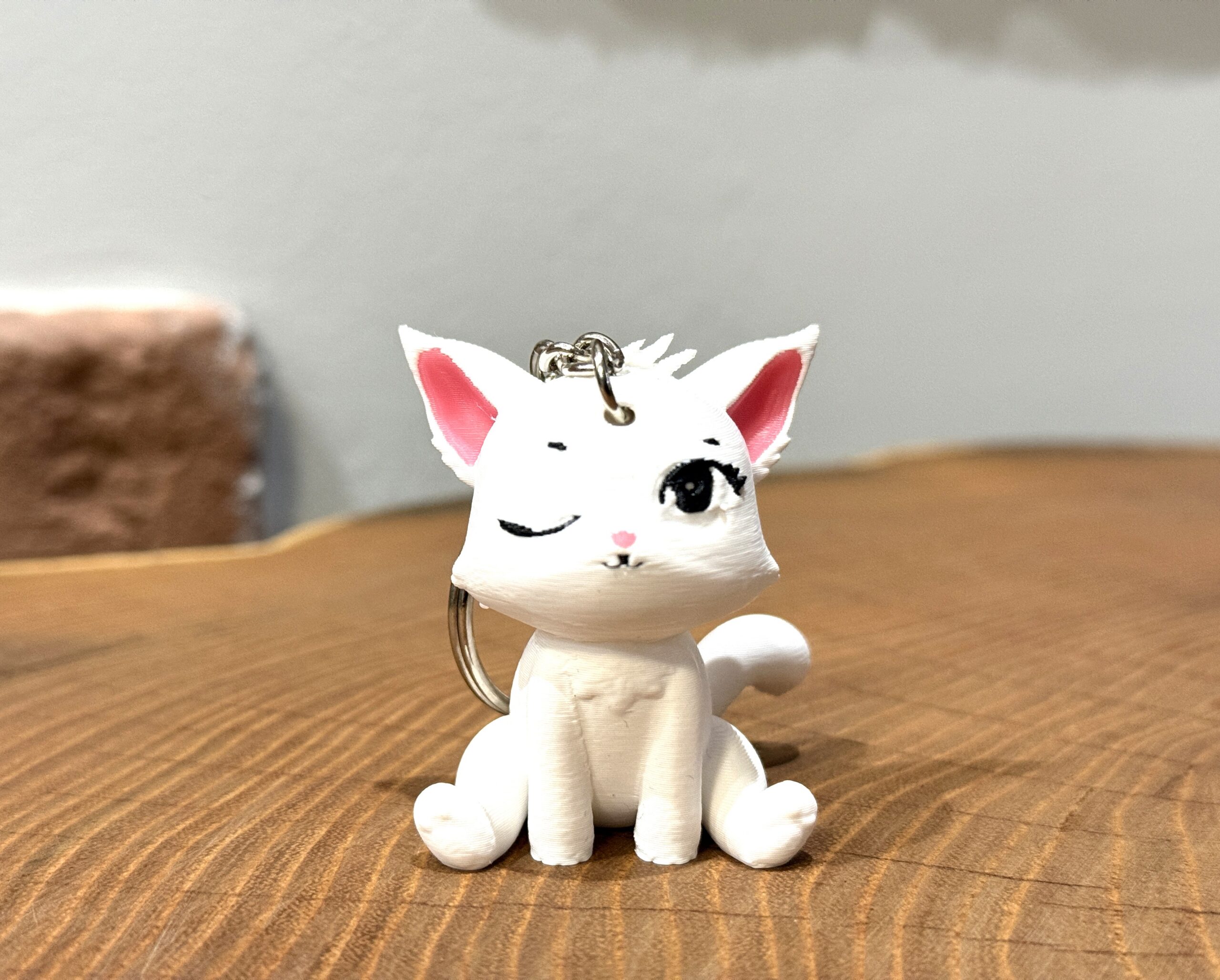 Siedzący kotek puszczający oczko 3D– brelok, mini figurka, zabawka, prezent - obrazek 7