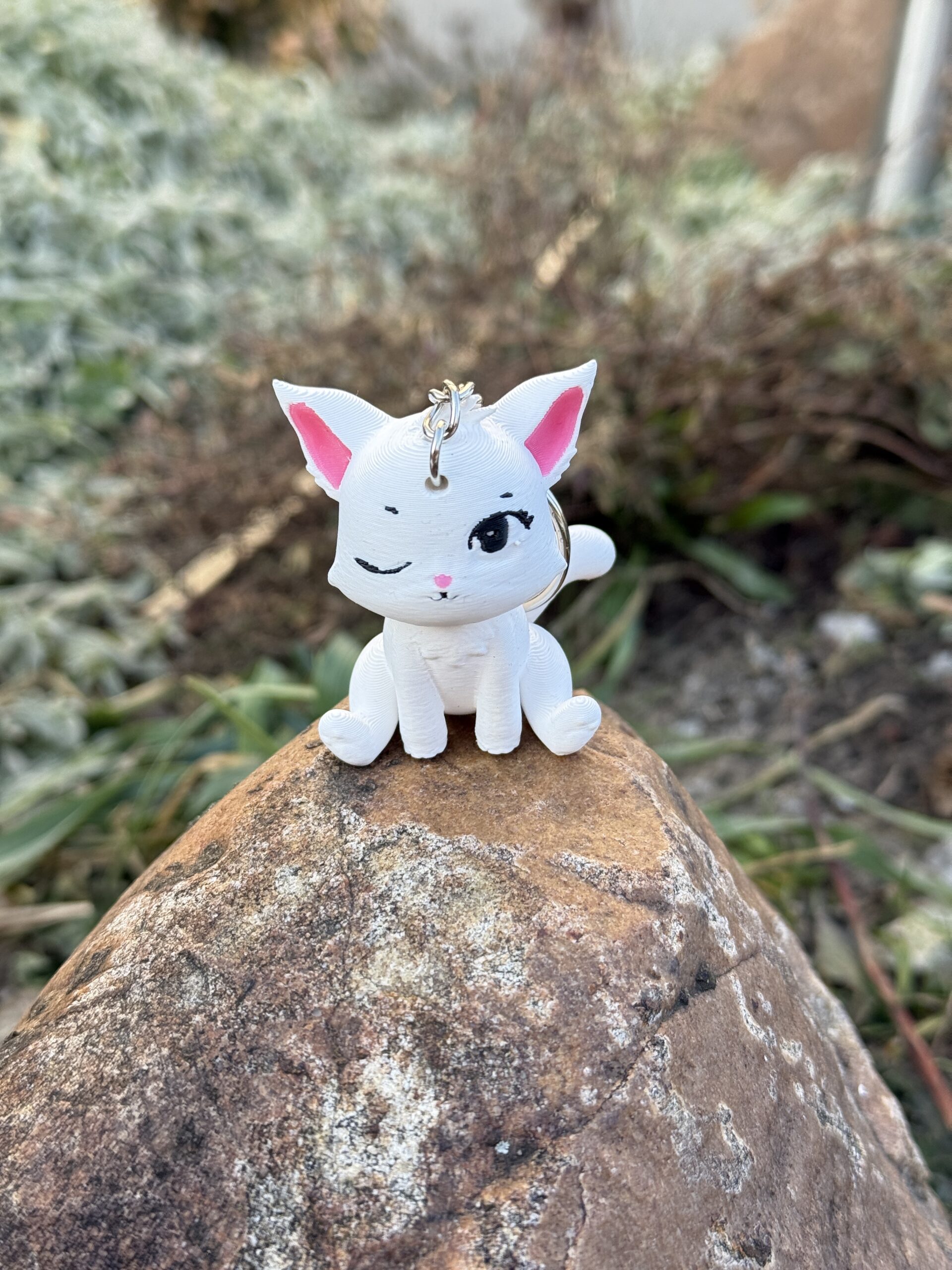 Siedzący kotek puszczający oczko 3D– brelok, mini figurka, zabawka, prezent - obrazek 8