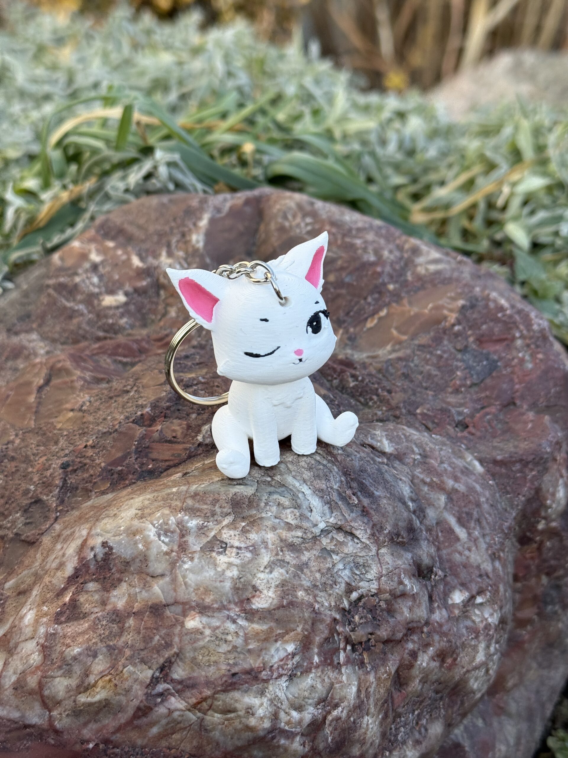 Siedzący kotek puszczający oczko 3D– brelok, mini figurka, zabawka, prezent - obrazek 9