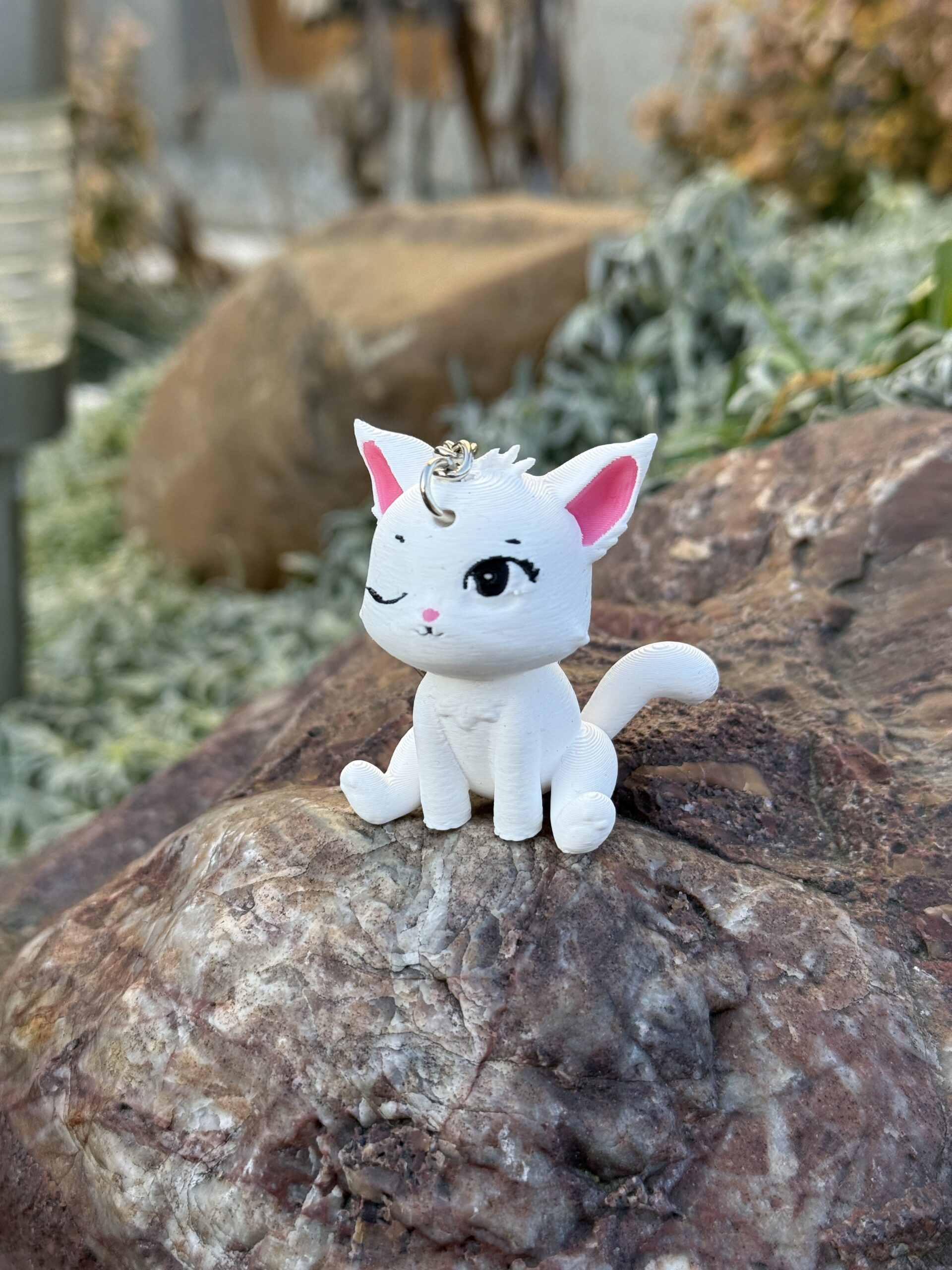 Siedzący kotek puszczający oczko 3D– brelok, mini figurka, zabawka, prezent - obrazek 10