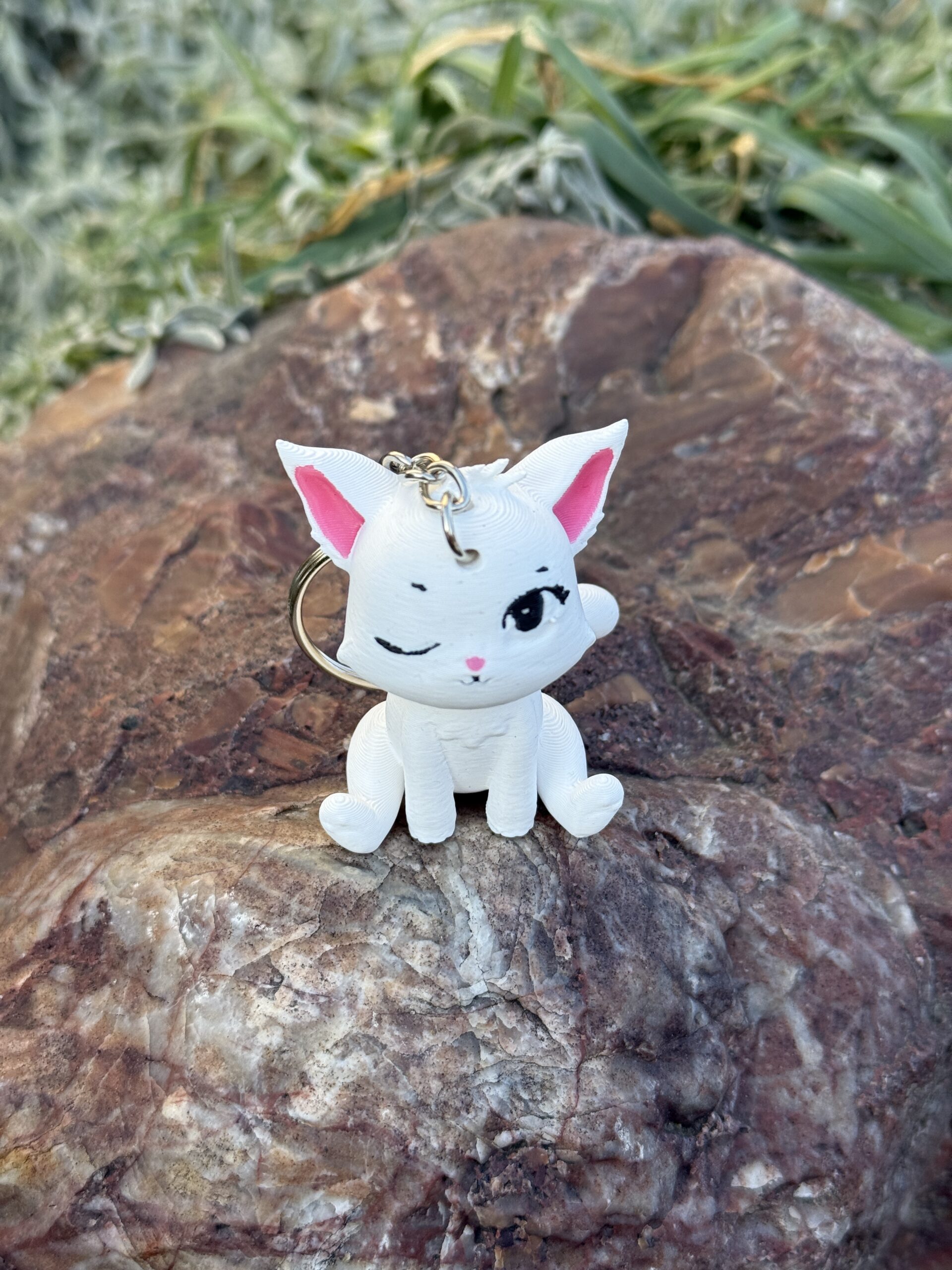 Siedzący kotek puszczający oczko 3D– brelok, mini figurka, zabawka, prezent - obrazek 11