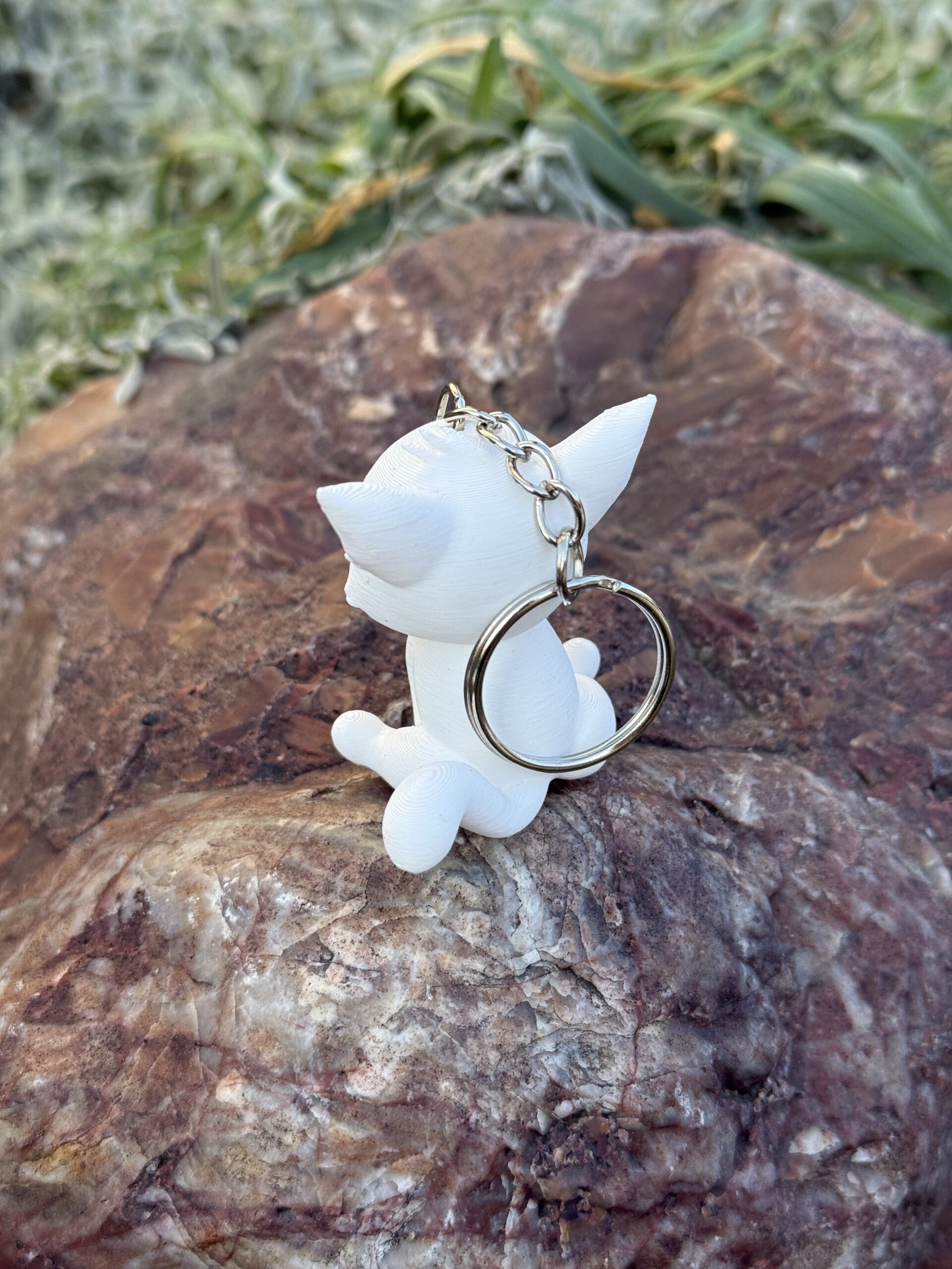 Siedzący kotek puszczający oczko 3D– brelok, mini figurka, zabawka, prezent - obrazek 12