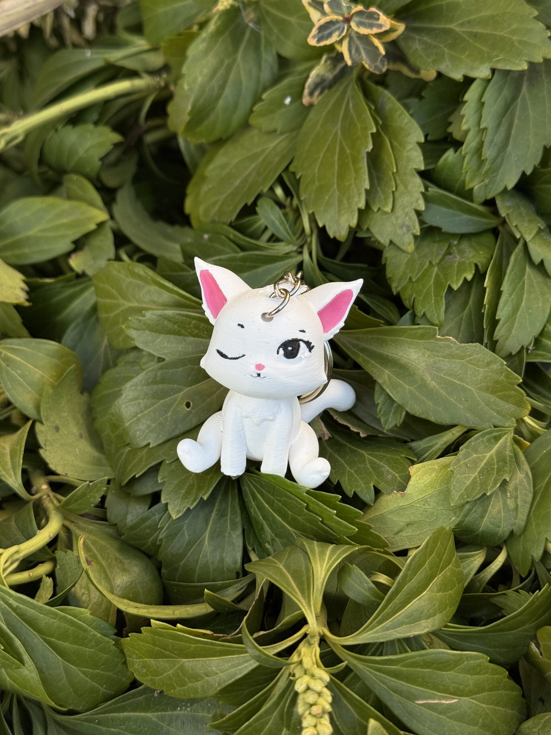 Siedzący kotek puszczający oczko 3D– brelok, mini figurka, zabawka, prezent - obrazek 13