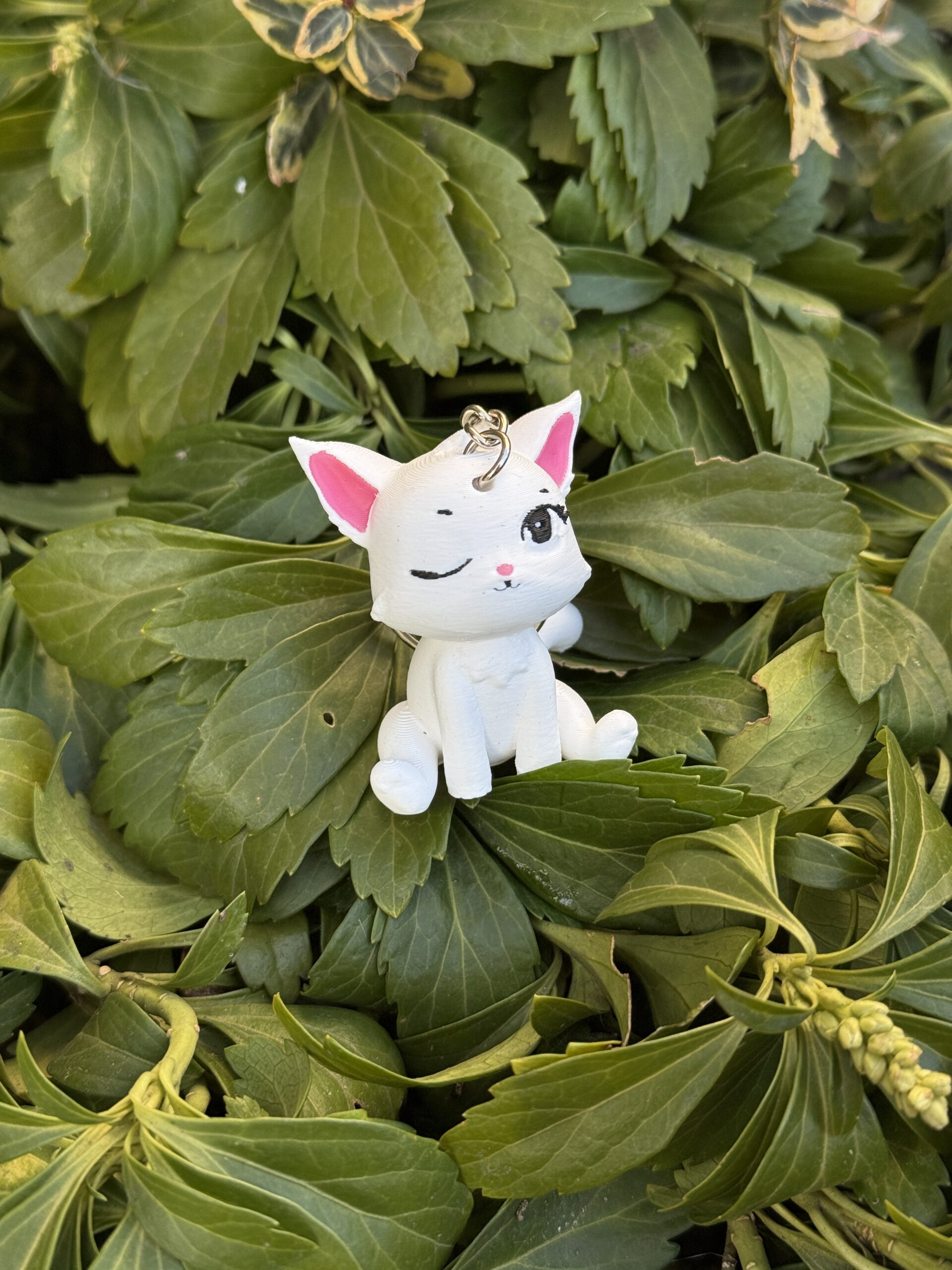 Siedzący kotek puszczający oczko 3D– brelok, mini figurka, zabawka, prezent - obrazek 14