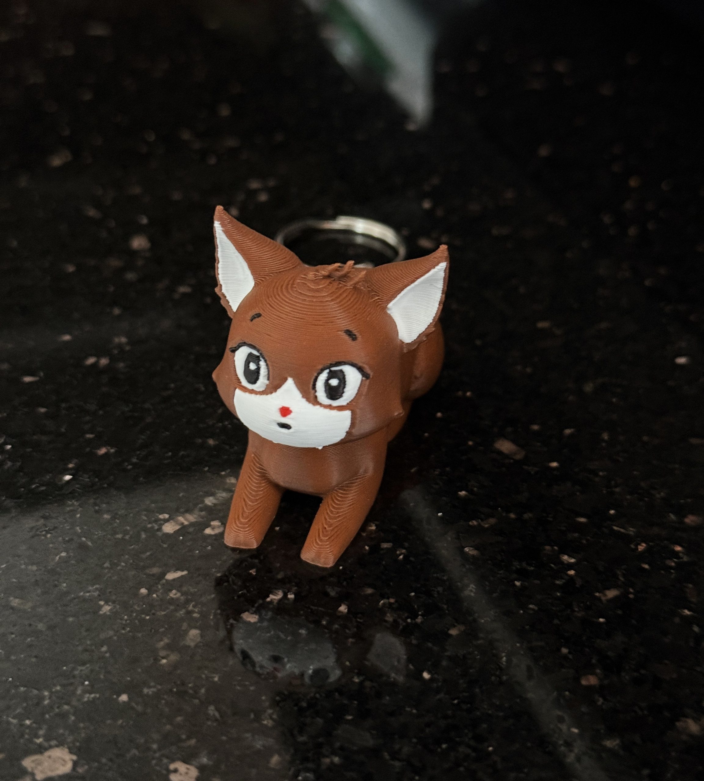 Kotek, kot leżący na brzuchu 3D – brelok mini figurka, zabawka, prezent - obrazek 3