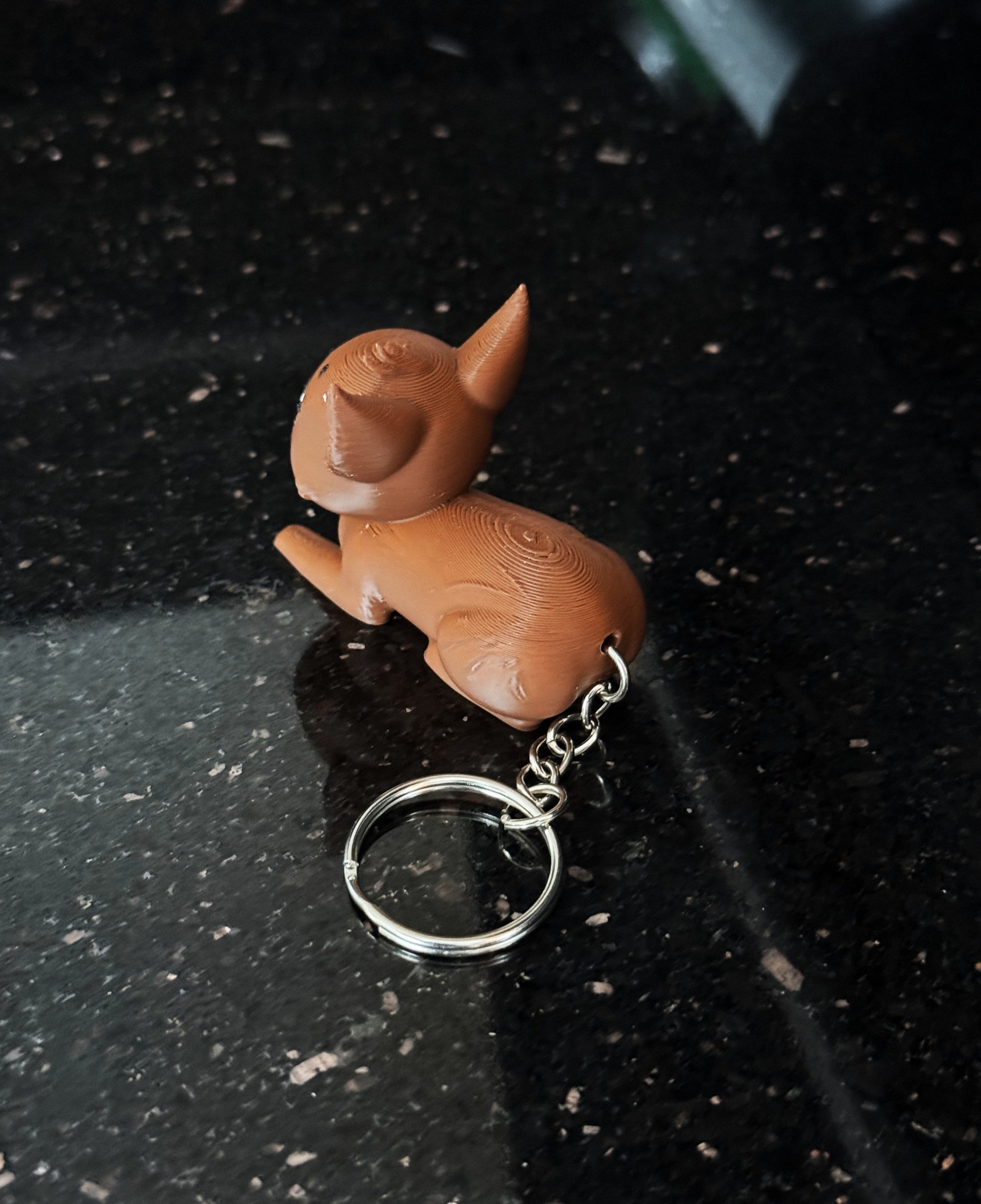 Kotek, kot leżący na brzuchu 3D – brelok mini figurka, zabawka, prezent - obrazek 5