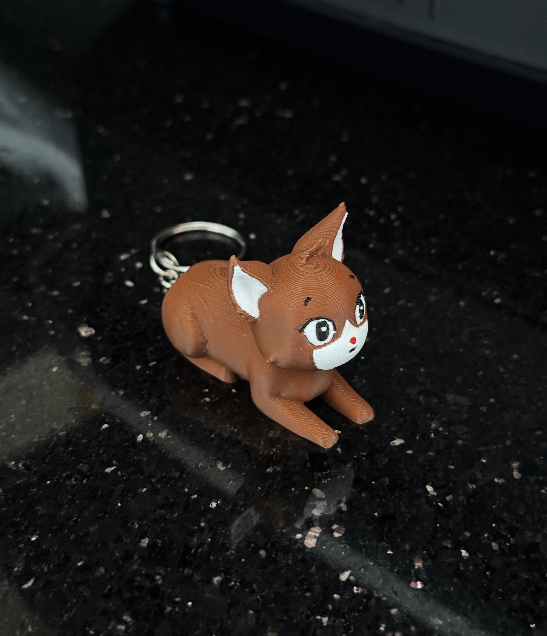 Kotek, kot leżący na brzuchu 3D – brelok mini figurka, zabawka, prezent - obrazek 6