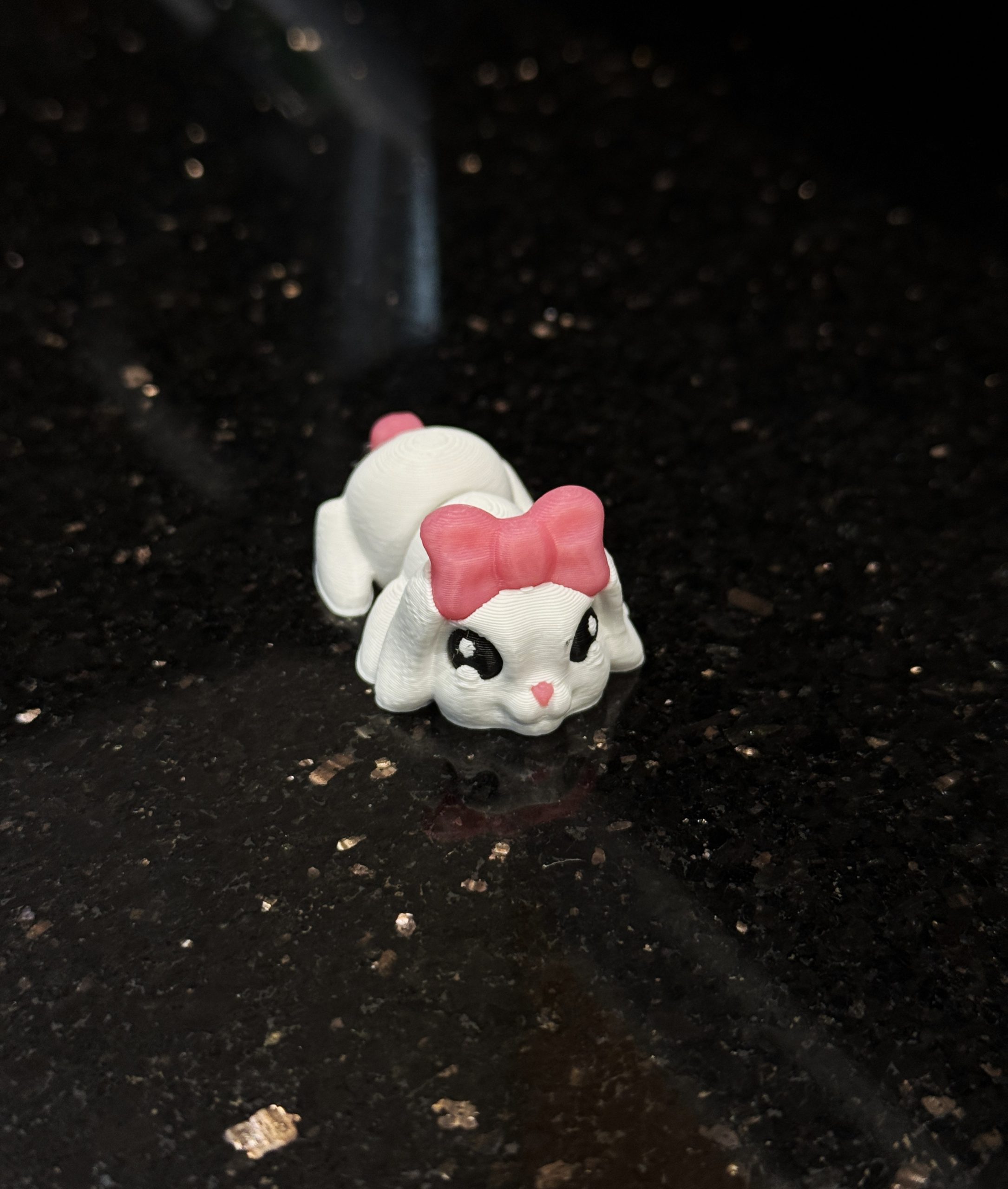 Słodki Króliczek Minimals 3D – ruchoma mini figurka z różową kokardką, kolekcja, zabawka - obrazek 4