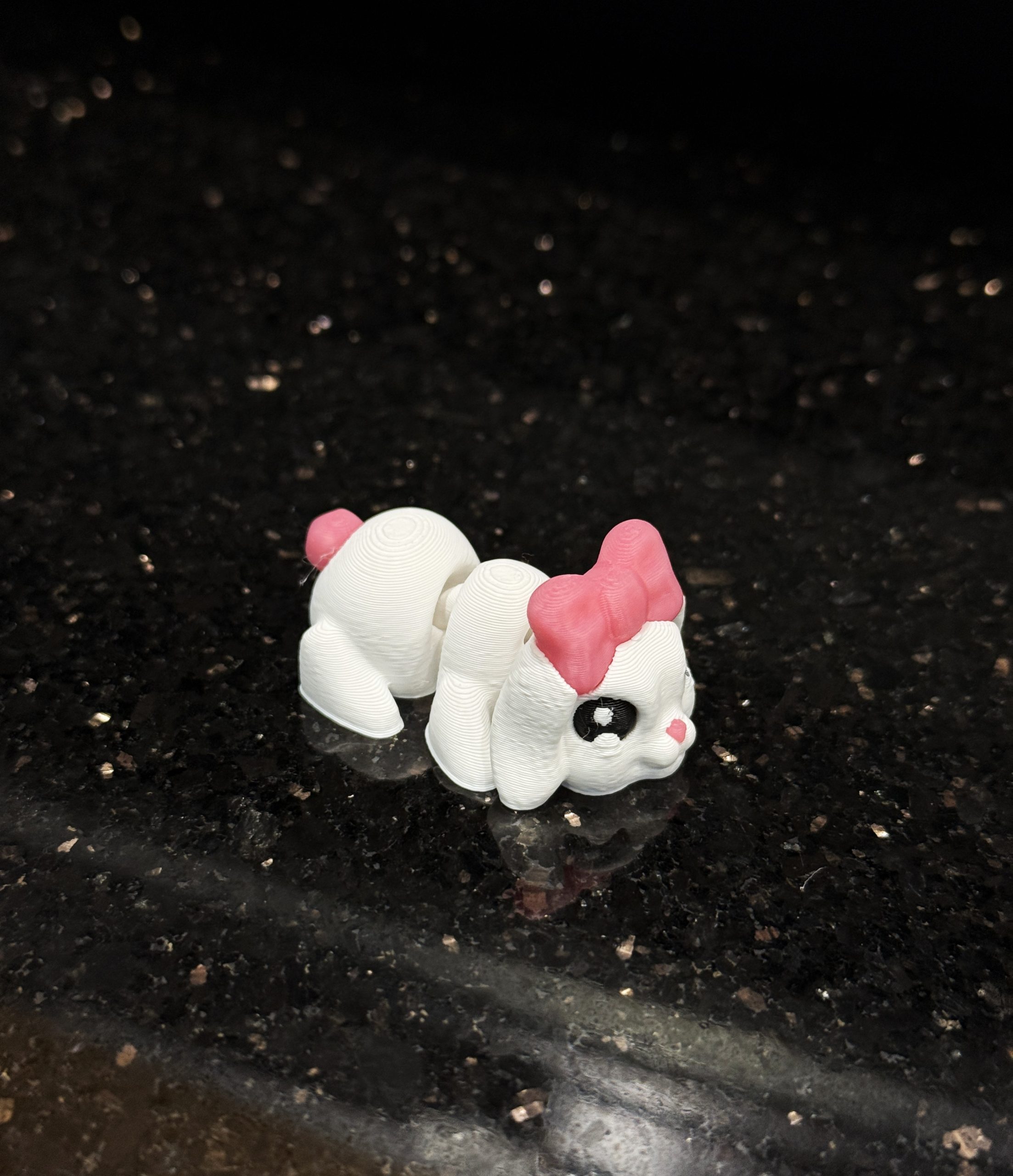 Słodki Króliczek Minimals 3D – ruchoma mini figurka z różową kokardką, kolekcja, zabawka - obrazek 5